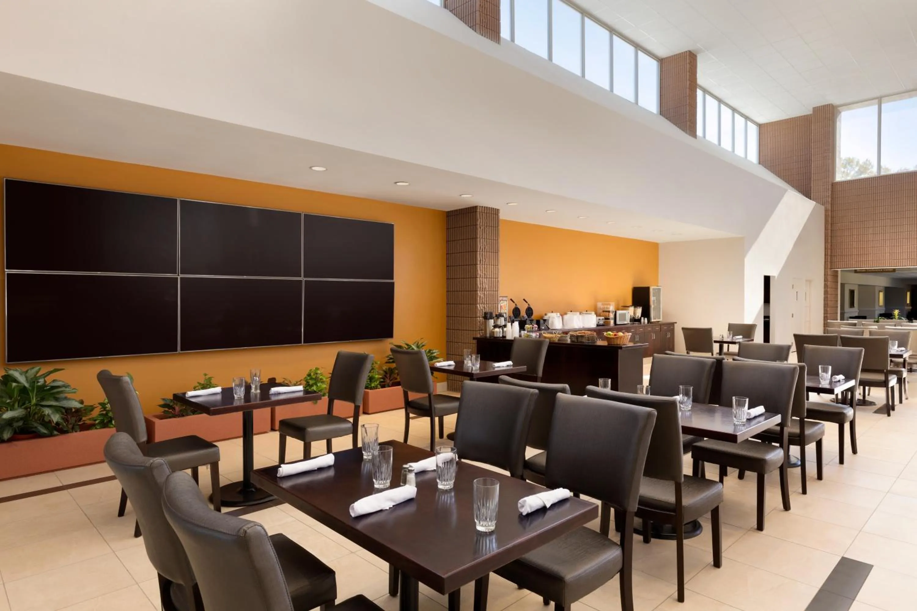 Restaurant/places to eat in Clarion Inn Sheffield Muscle Shoals