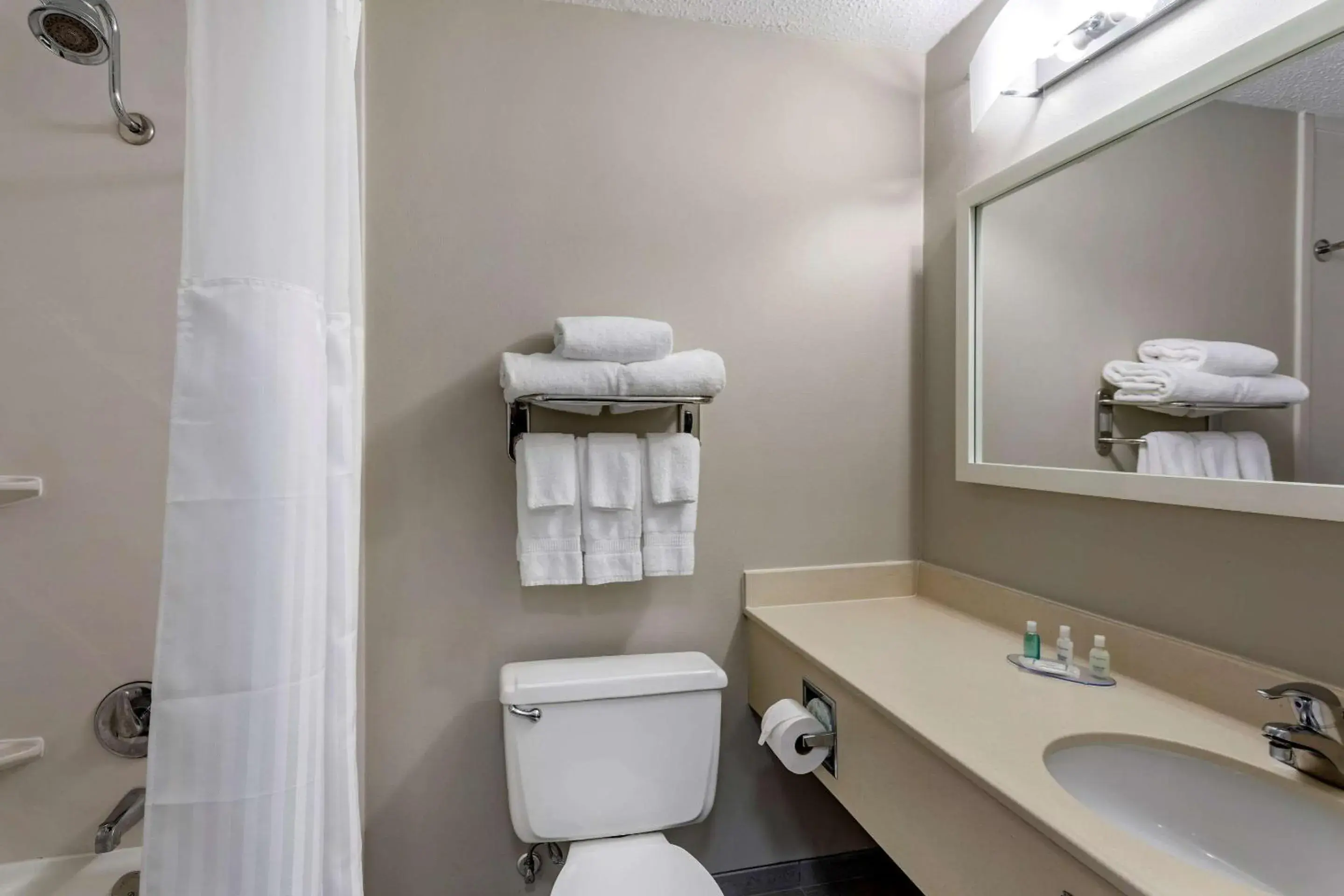 Bedroom in Clarion Inn Sheffield Muscle Shoals Bedroom in Clarion Inn Sheffield Muscle Shoals