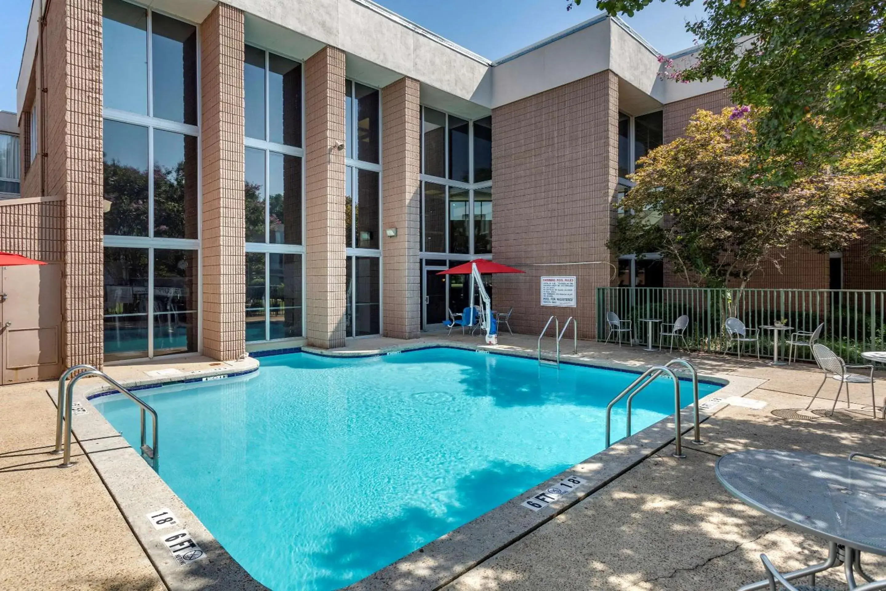 Swimming pool in Clarion Inn Sheffield Muscle Shoals Swimming pool in Clarion Inn Sheffield Muscle Shoals