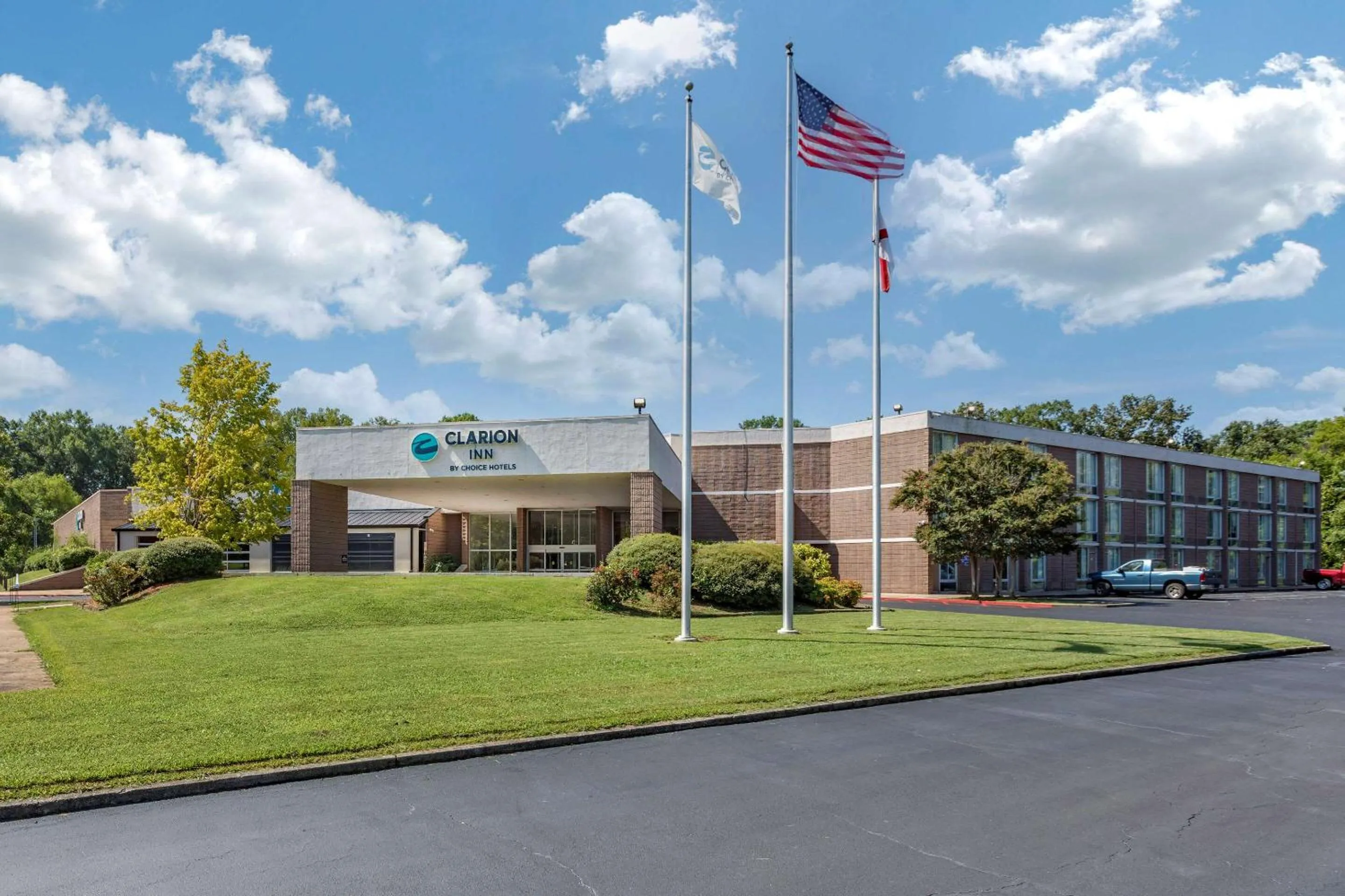 Property building in Clarion Inn Sheffield Muscle Shoals