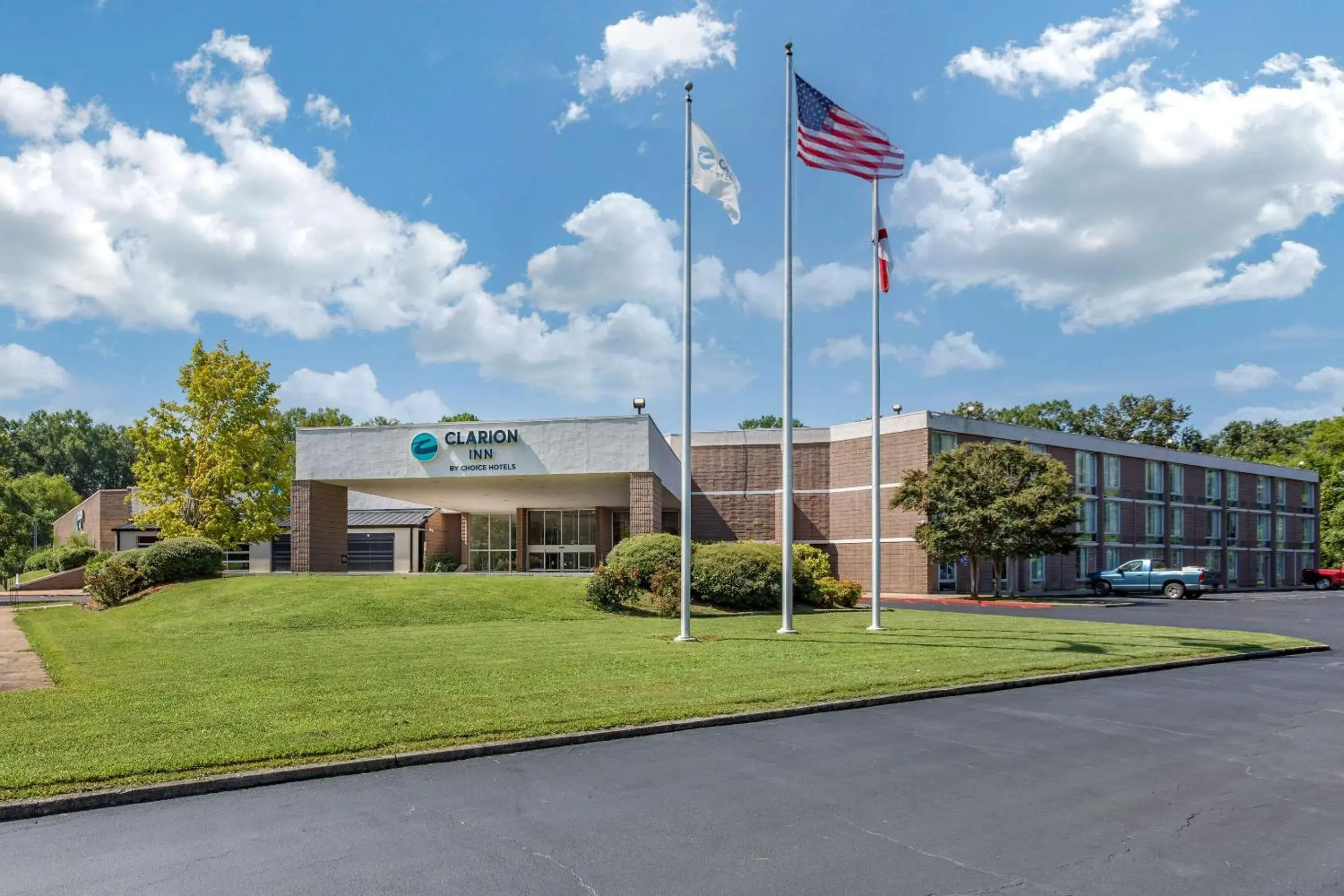 Property building in Clarion Inn Sheffield Muscle Shoals Property building in Clarion Inn Sheffield Muscle Shoals