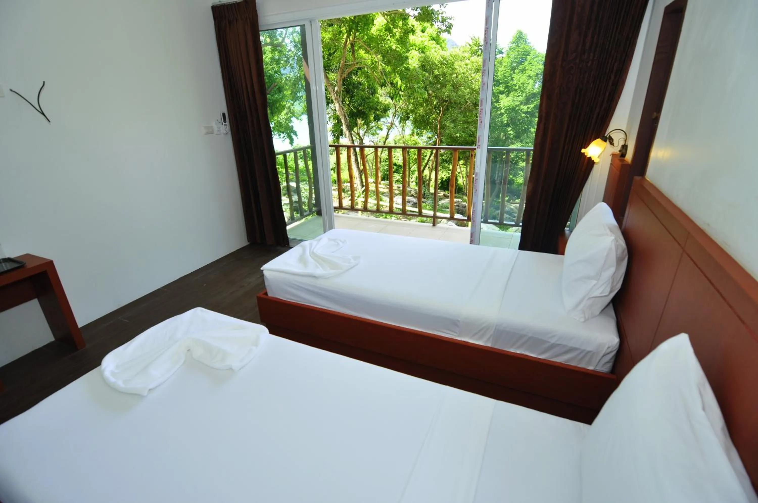 Photo of the whole room, Bed in Sea View Bungalow