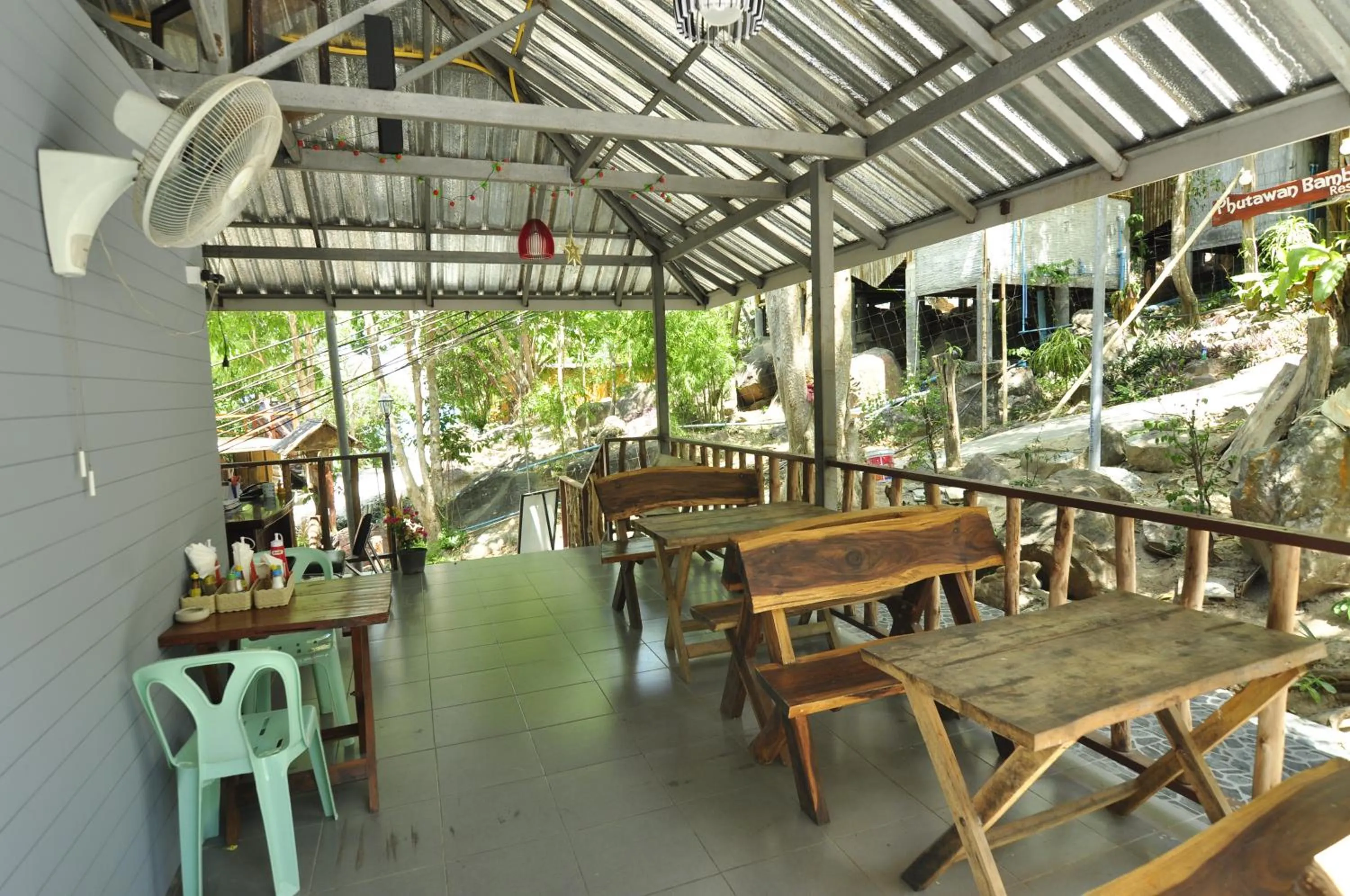 Restaurant/places to eat in Sea View Bungalow