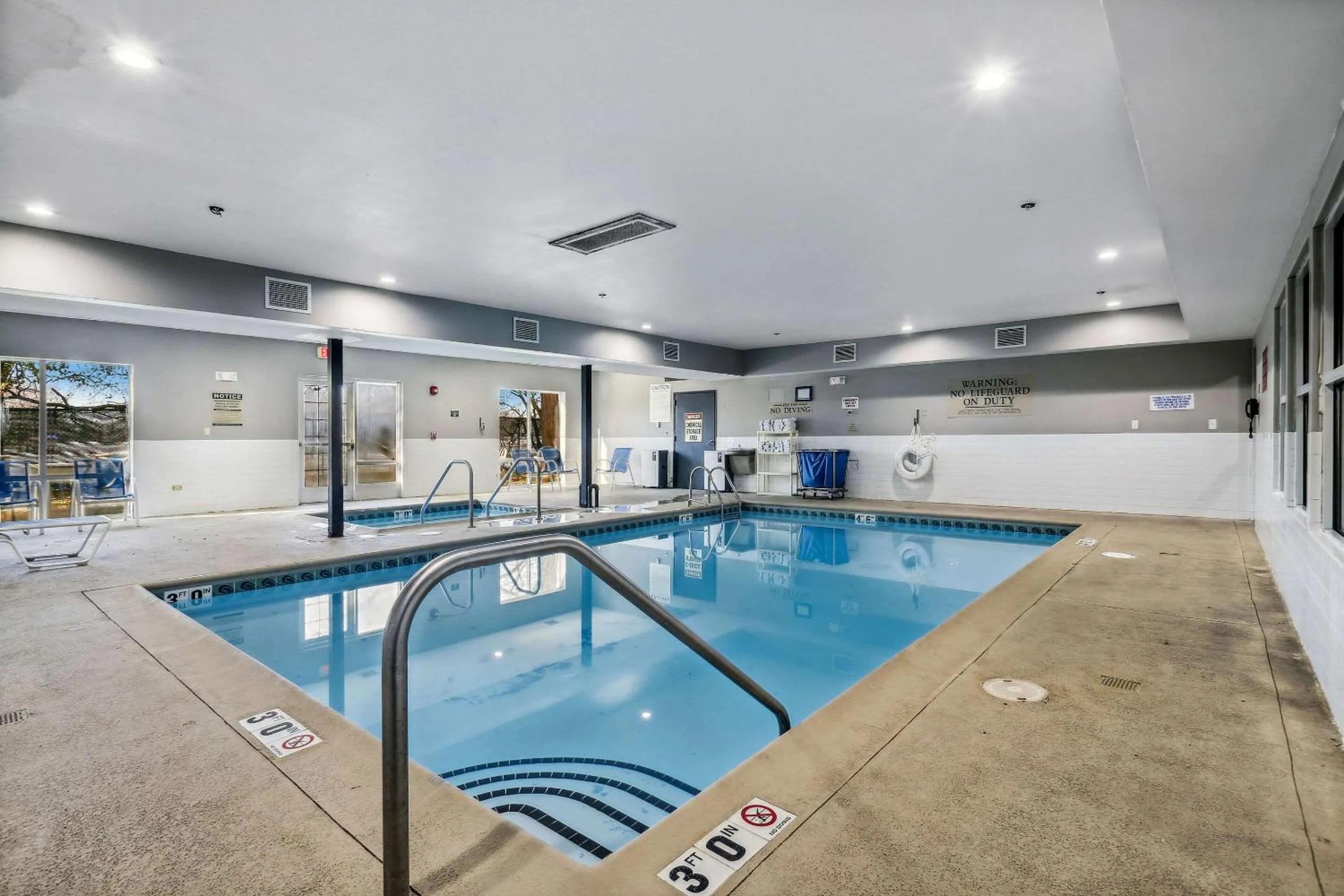 Swimming pool in Country Inn & Suites by Radisson, Chicago O'Hare South, IL