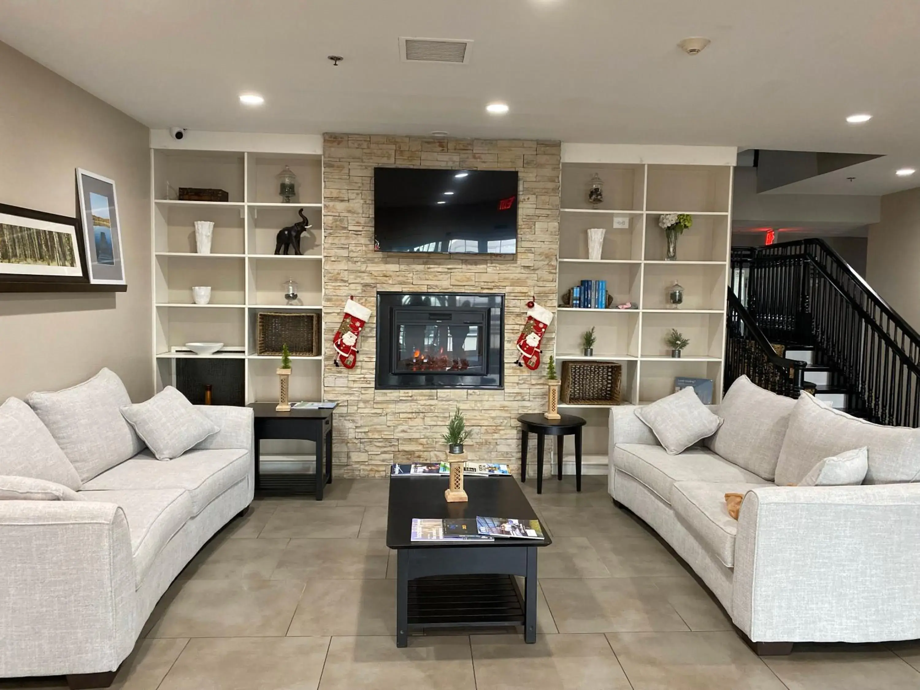 Lobby or reception in Country Inn & Suites by Radisson, Chicago O'Hare South, IL Lobby or reception in Country Inn & Suites by Radisson, Chicago O'Hare South, IL