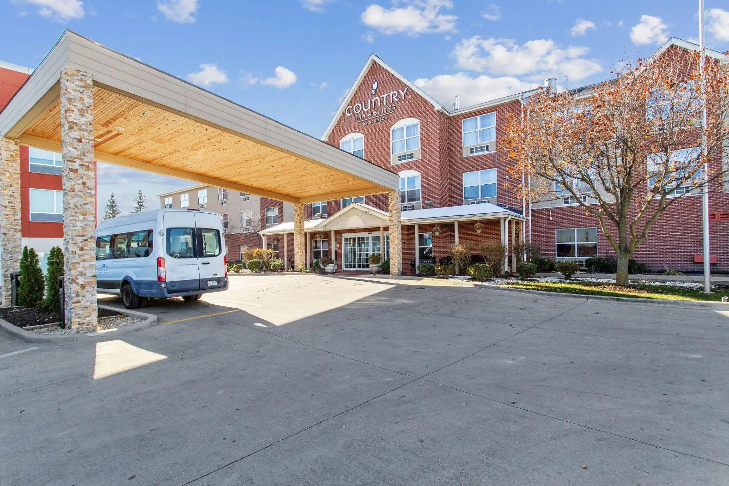 Property building in Country Inn & Suites by Radisson, Chicago O'Hare South, IL
