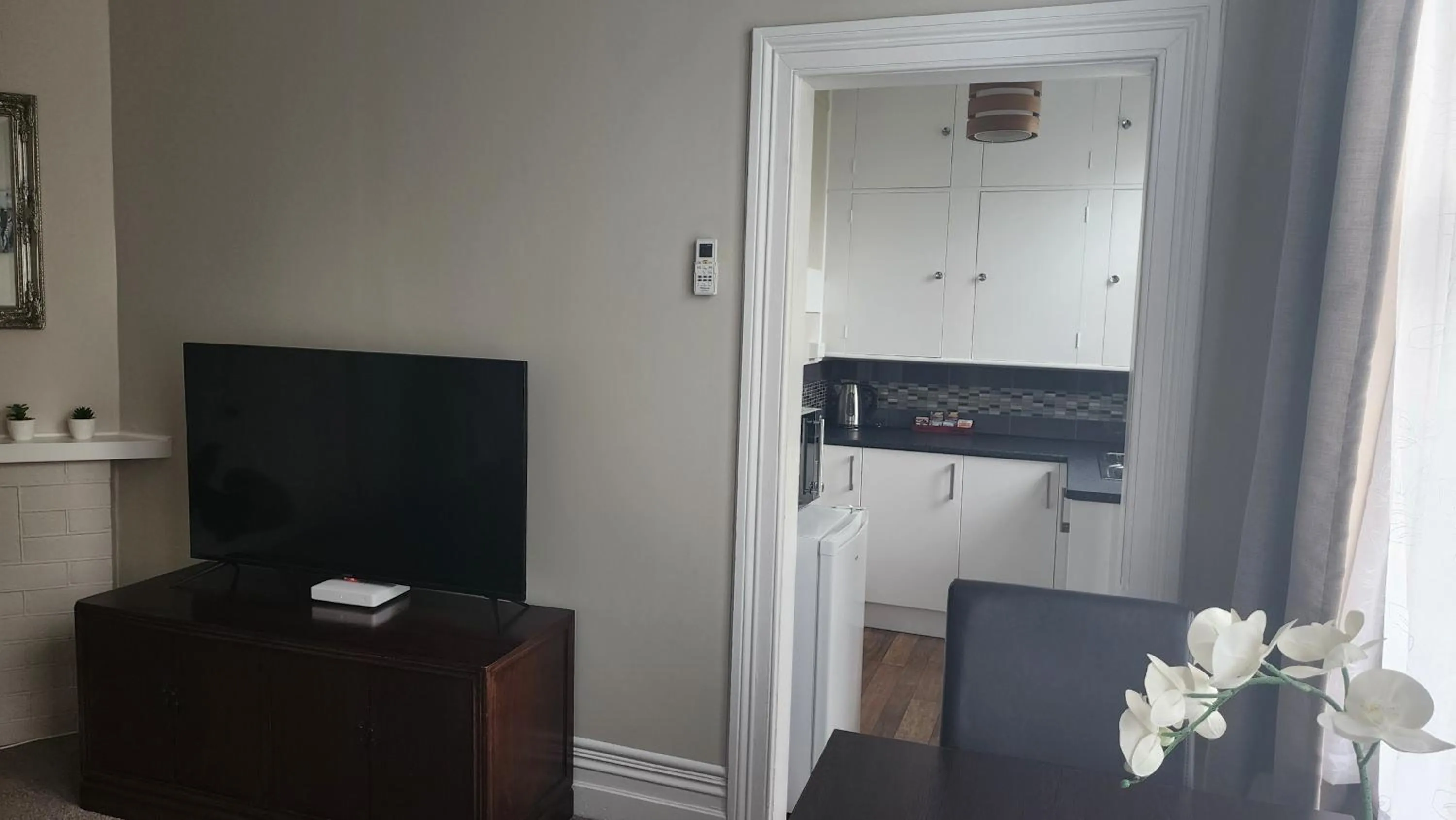 Living room in Gardner Court Motel