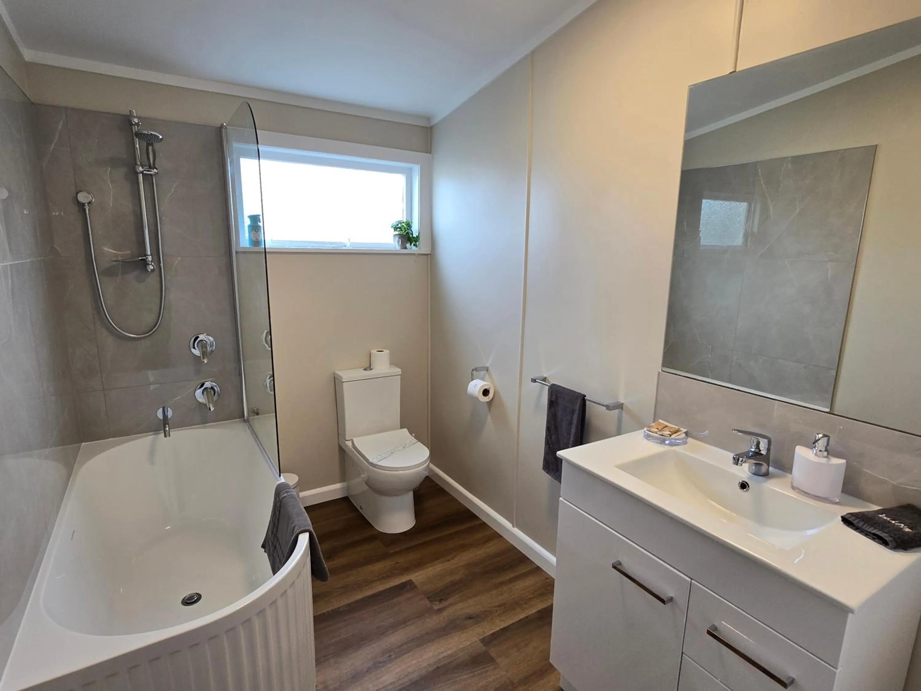 Bathroom in Gardner Court Motel