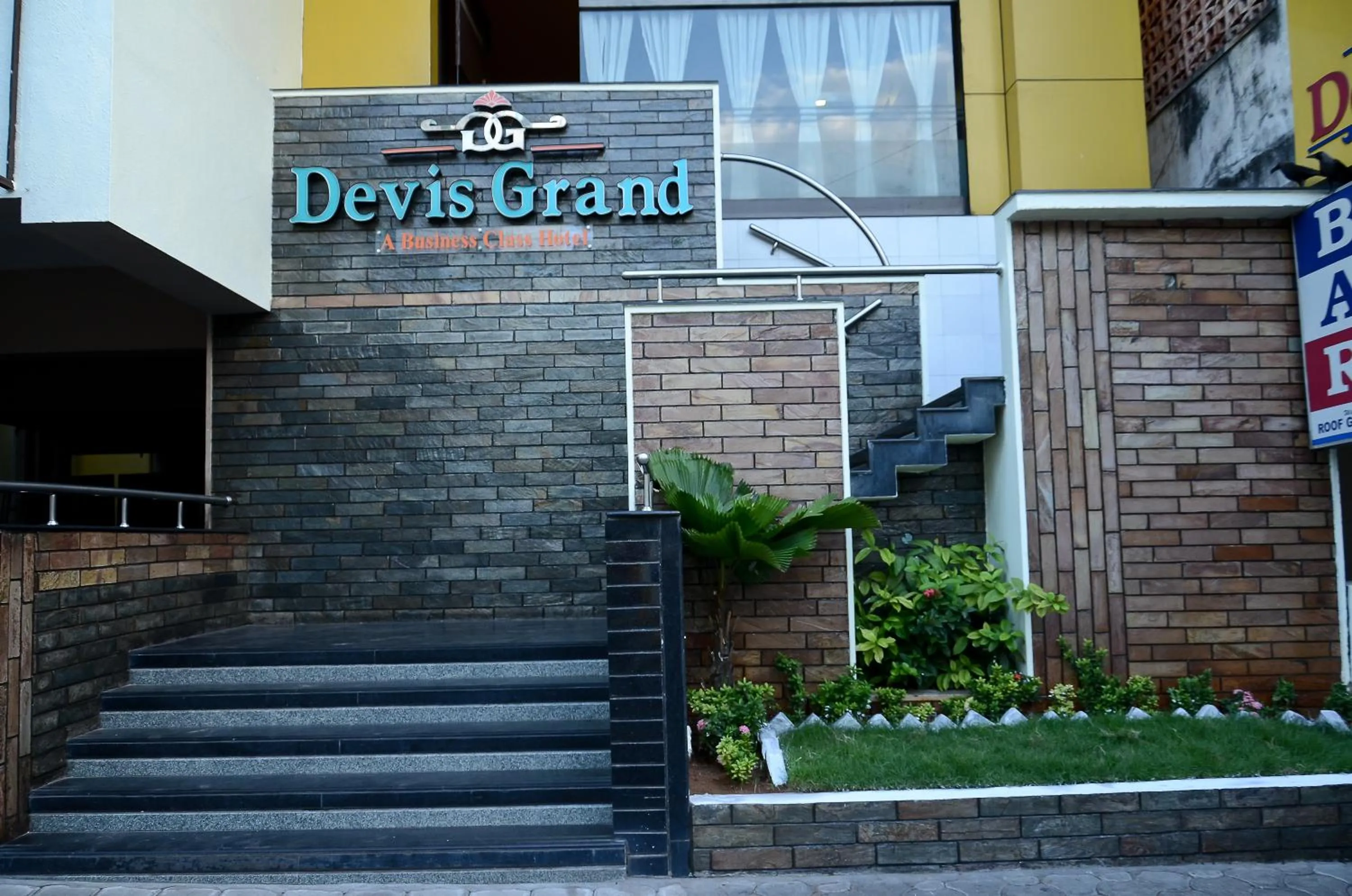 Facade/entrance in Devis Grand