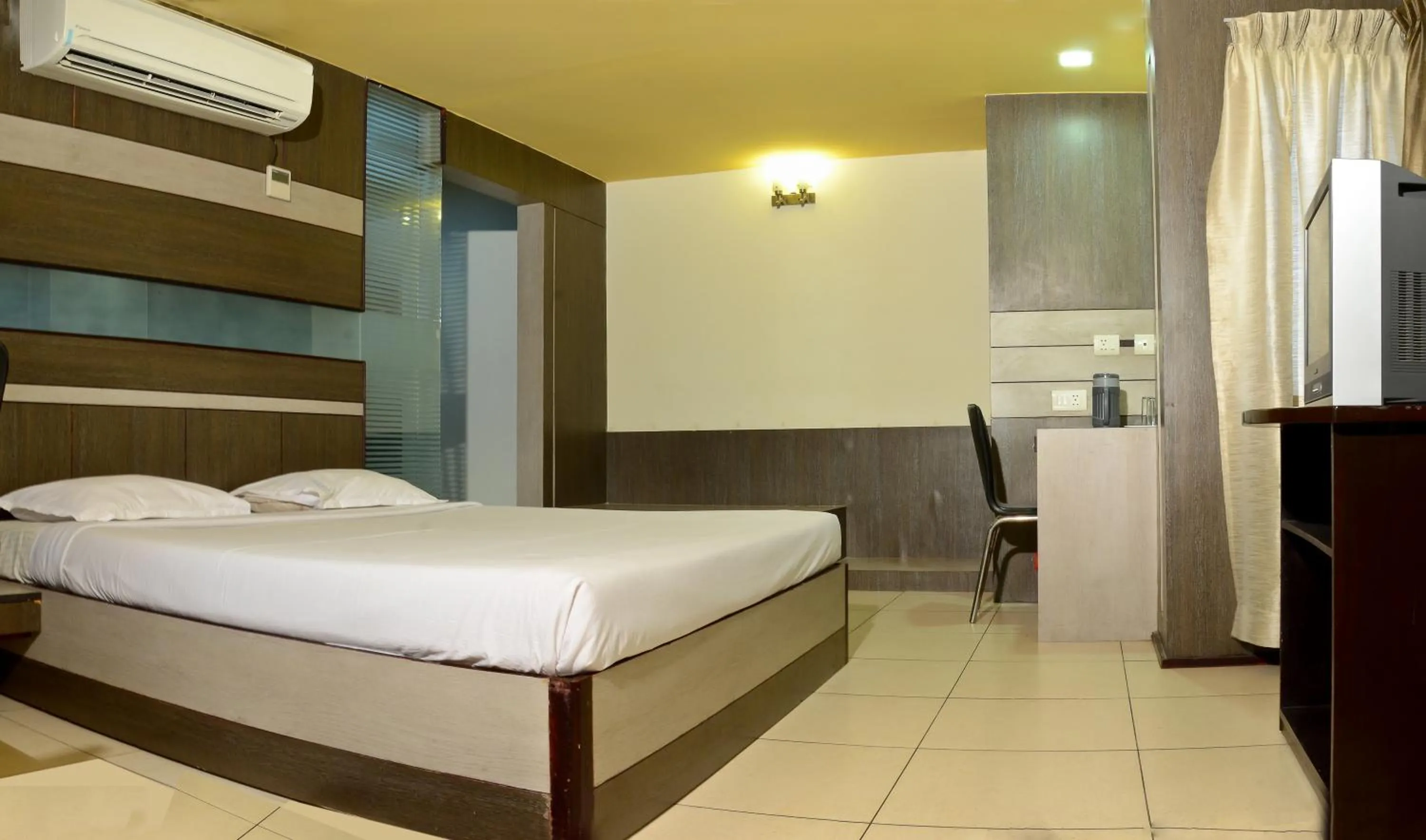 Photo of the whole room in Devis Grand