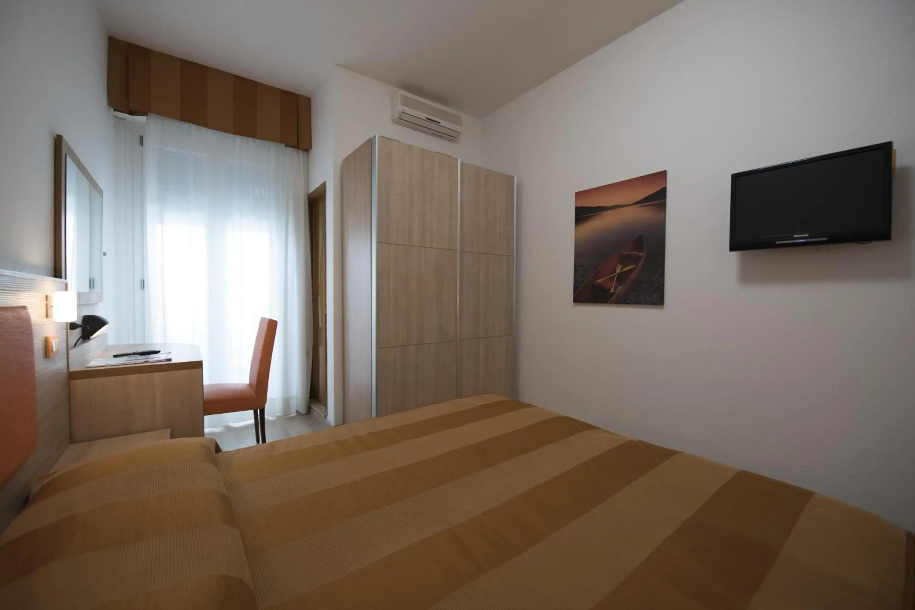 Bed, TV/Entertainment Center in Hotel Iride & Spa