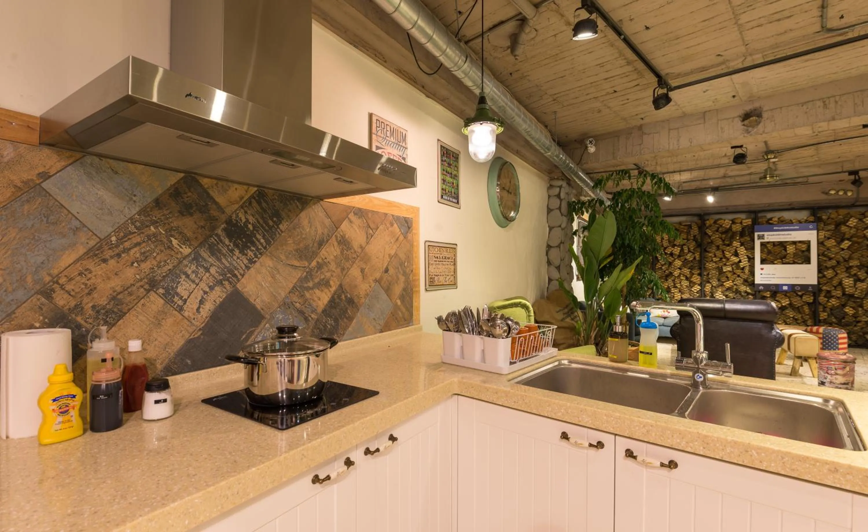 Kitchen or kitchenette in Beimen WOW Poshtel