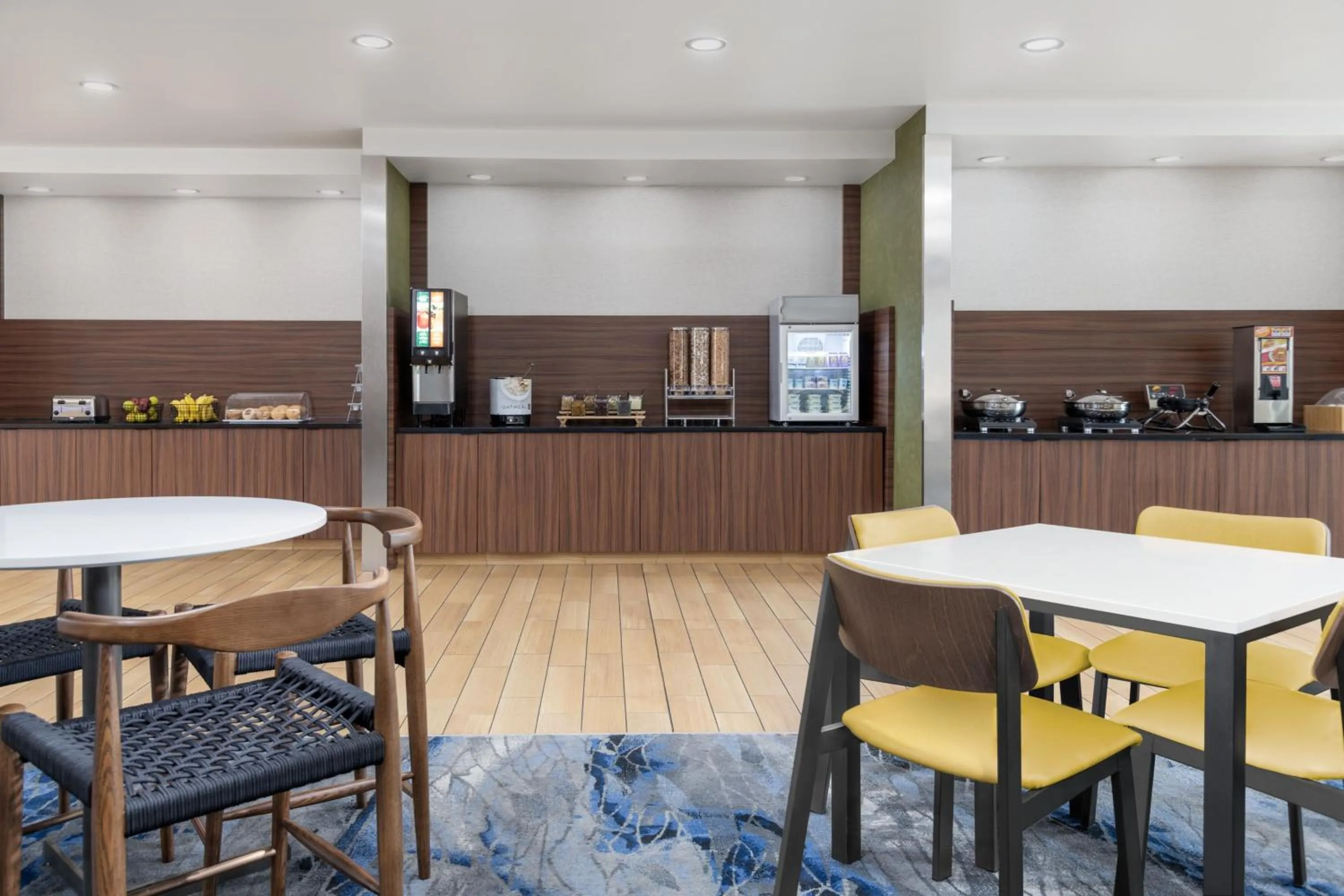 Breakfast in Fairfield Inn & Suites by Marriott Martinsburg