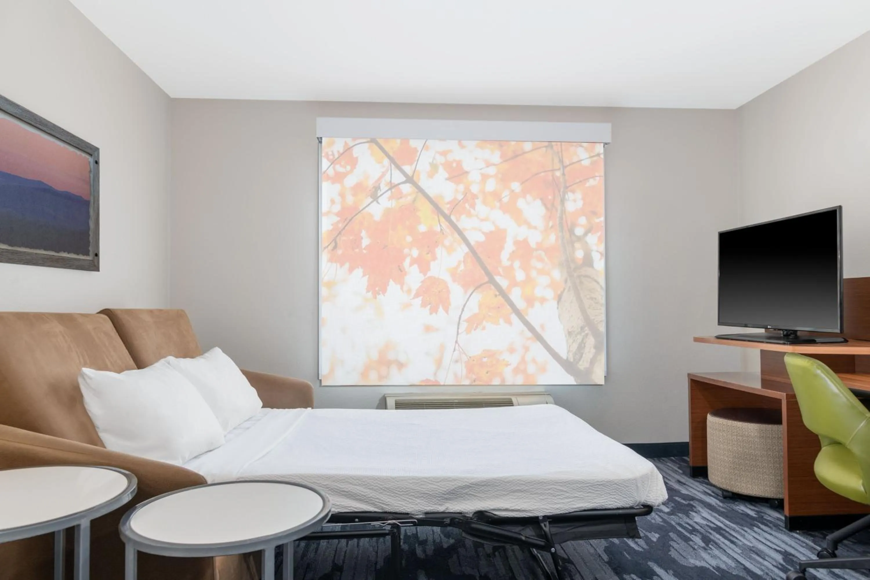 Photo of the whole room, Bed in Fairfield Inn & Suites by Marriott Martinsburg