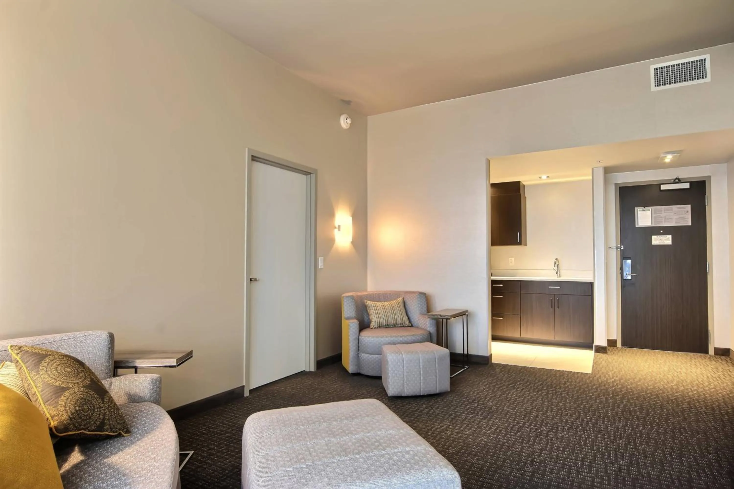 Living room, Bed in Courtyard by Marriott Quebec City