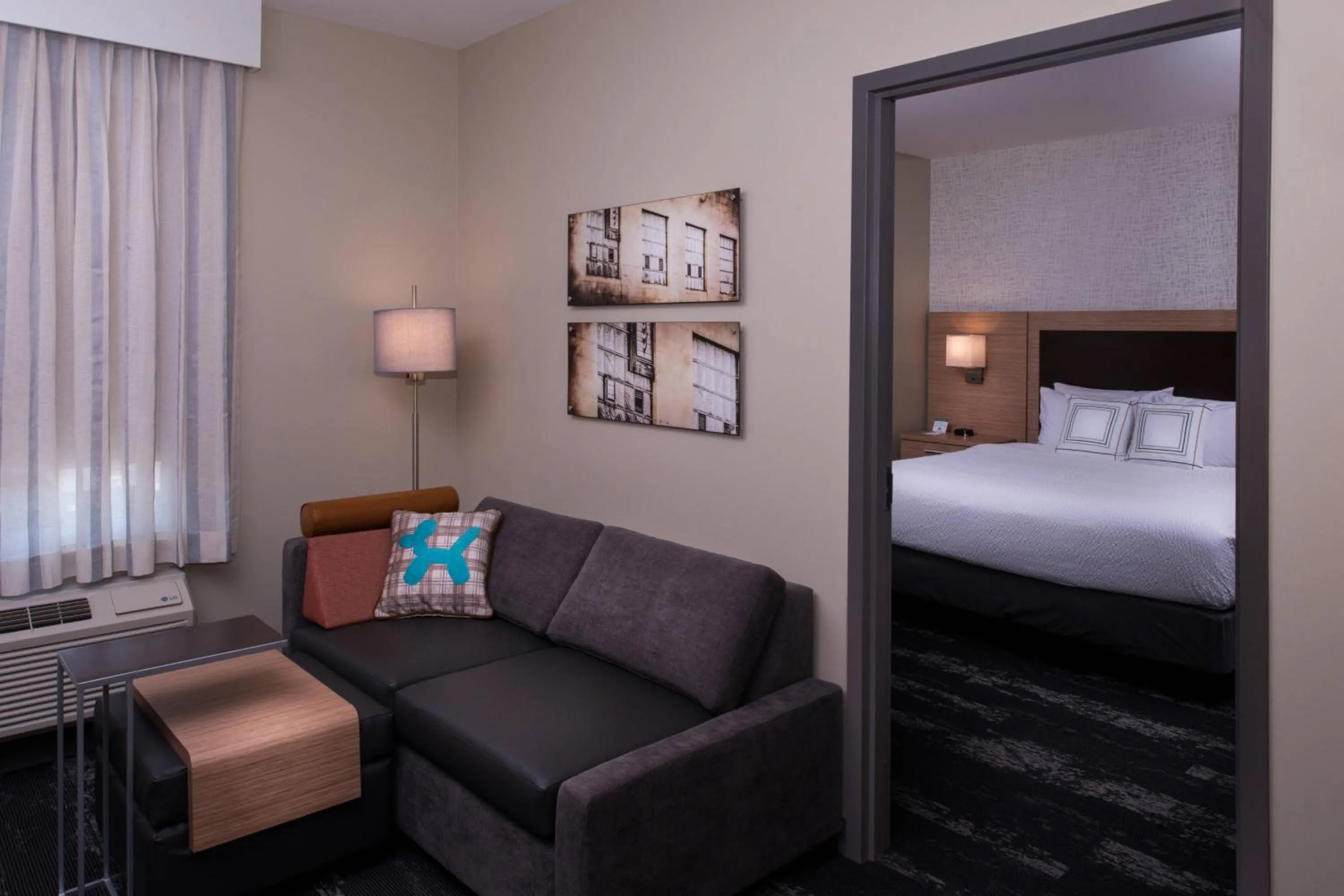 Living room, Bed in TownePlace Suites by Marriott Saskatoon