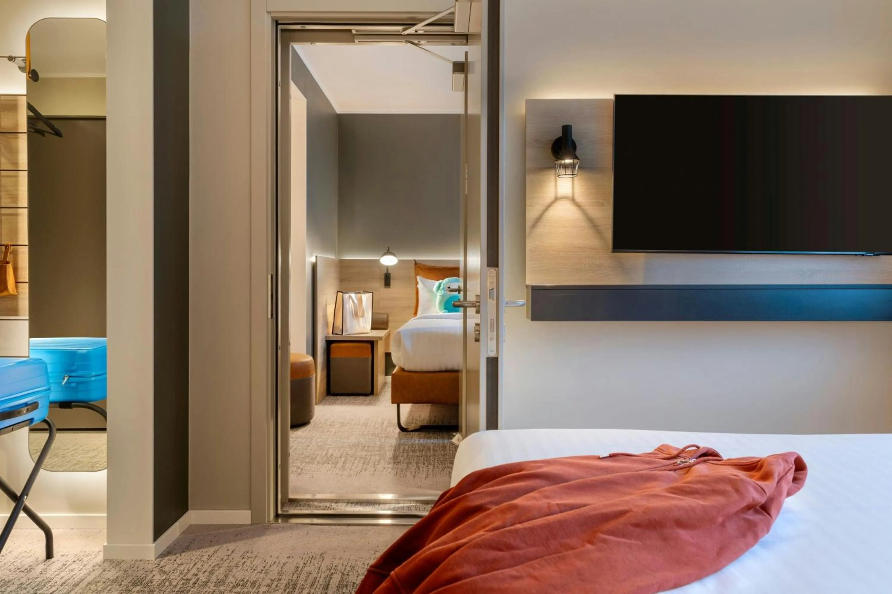 Photo of the whole room, Bed in Moxy Berlin Ostbahnhof