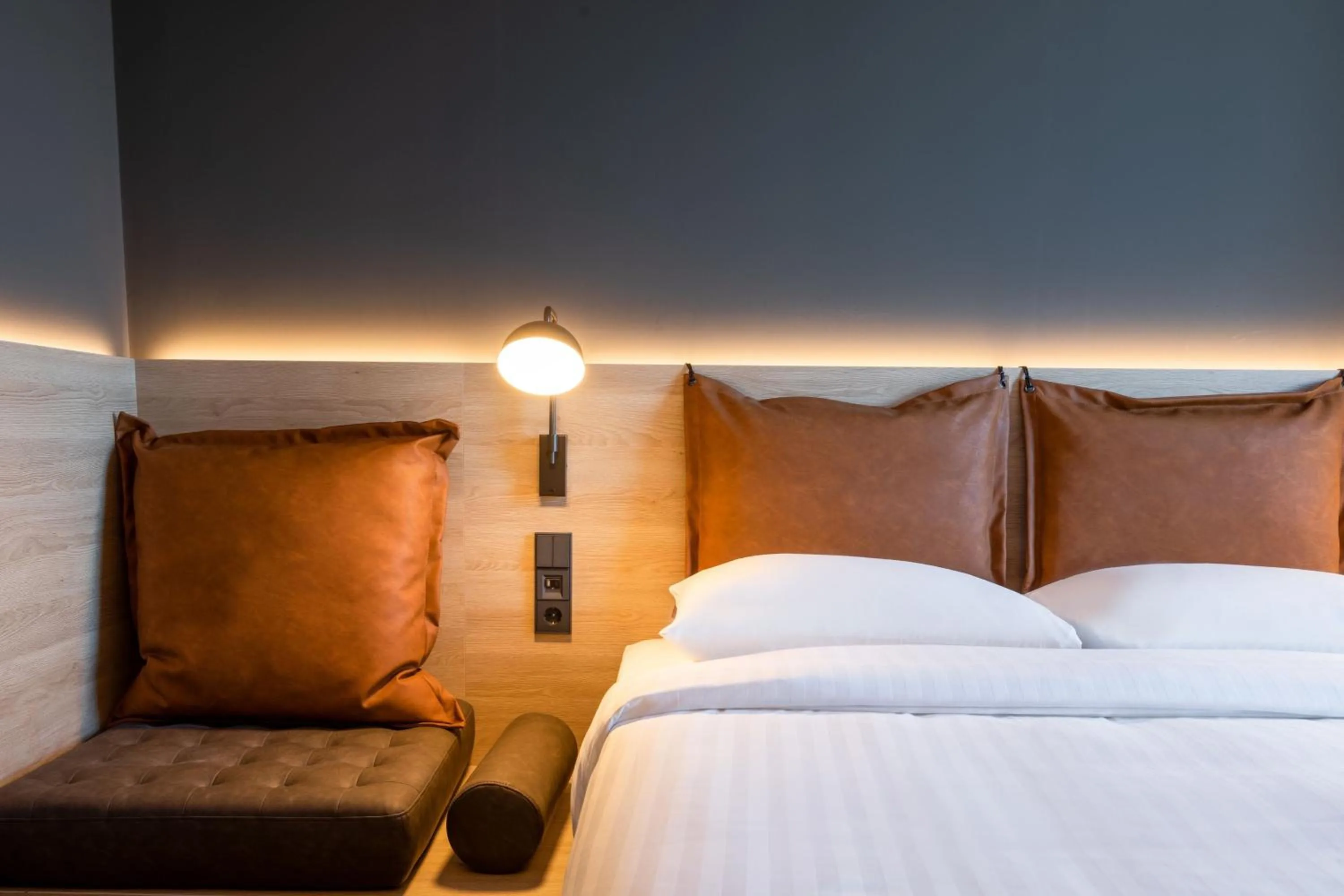 Photo of the whole room, Bed in Moxy Berlin Ostbahnhof