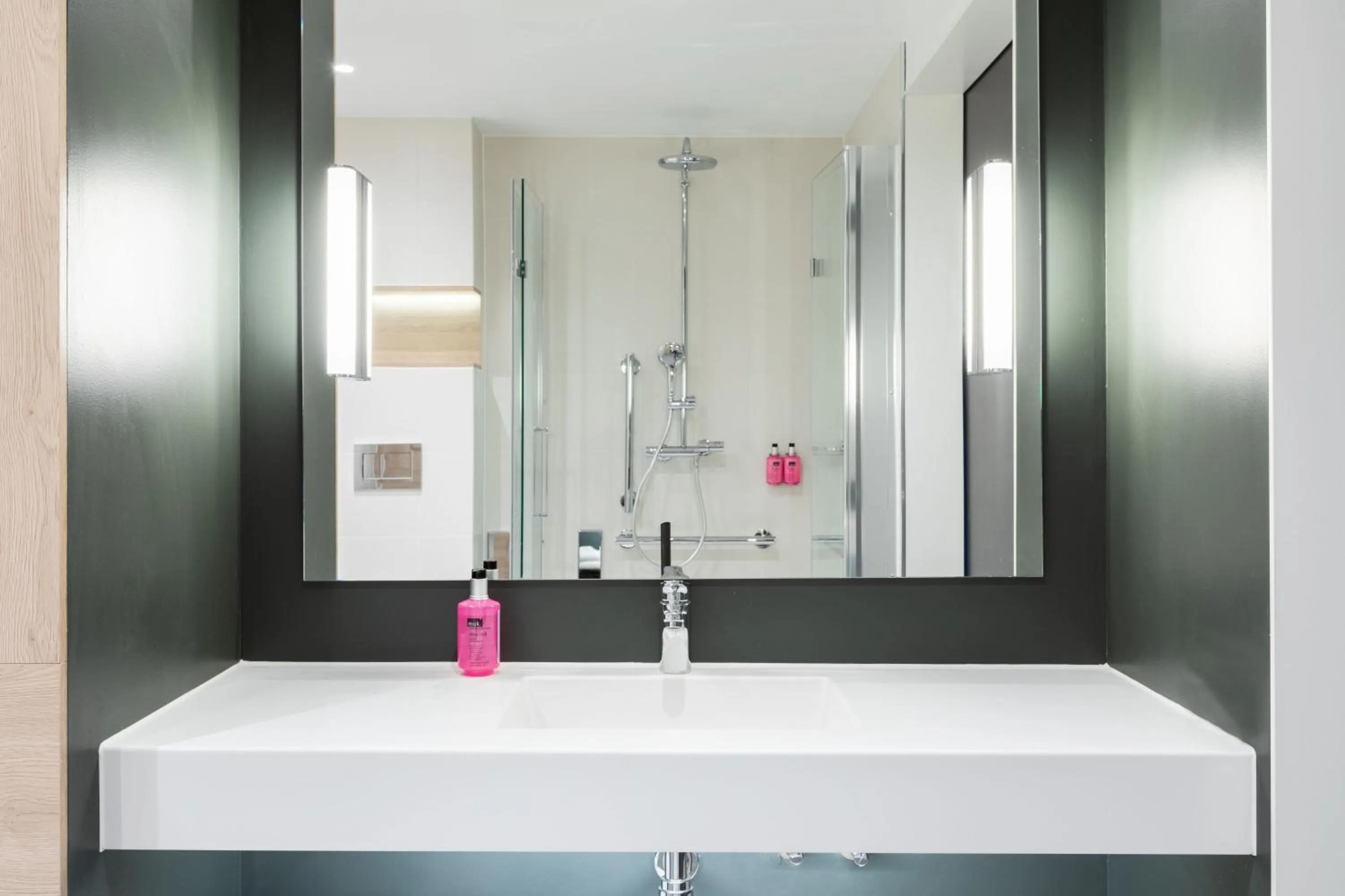 Bathroom in Moxy Berlin Ostbahnhof