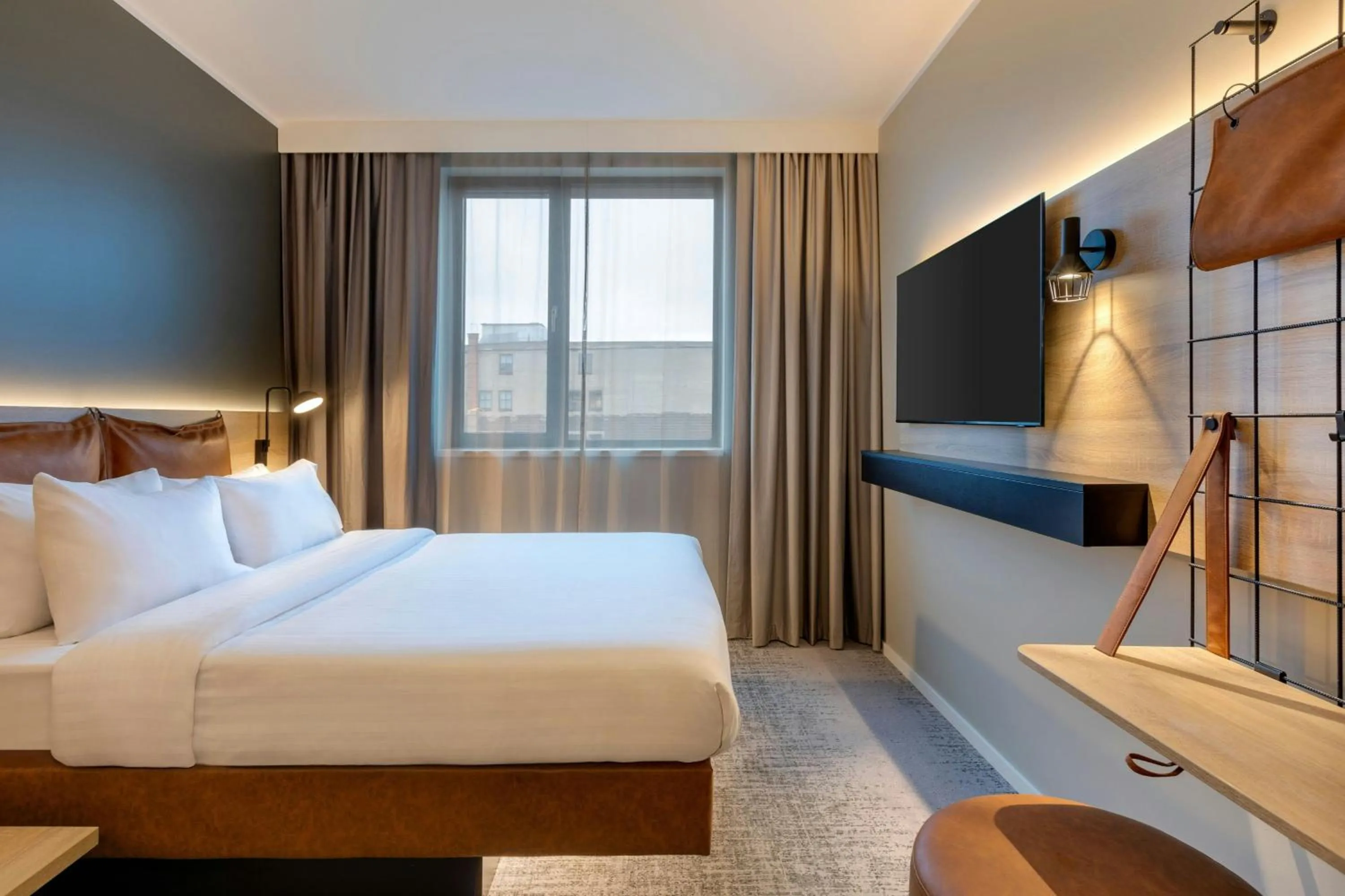 Photo of the whole room, Bed in Moxy Berlin Ostbahnhof