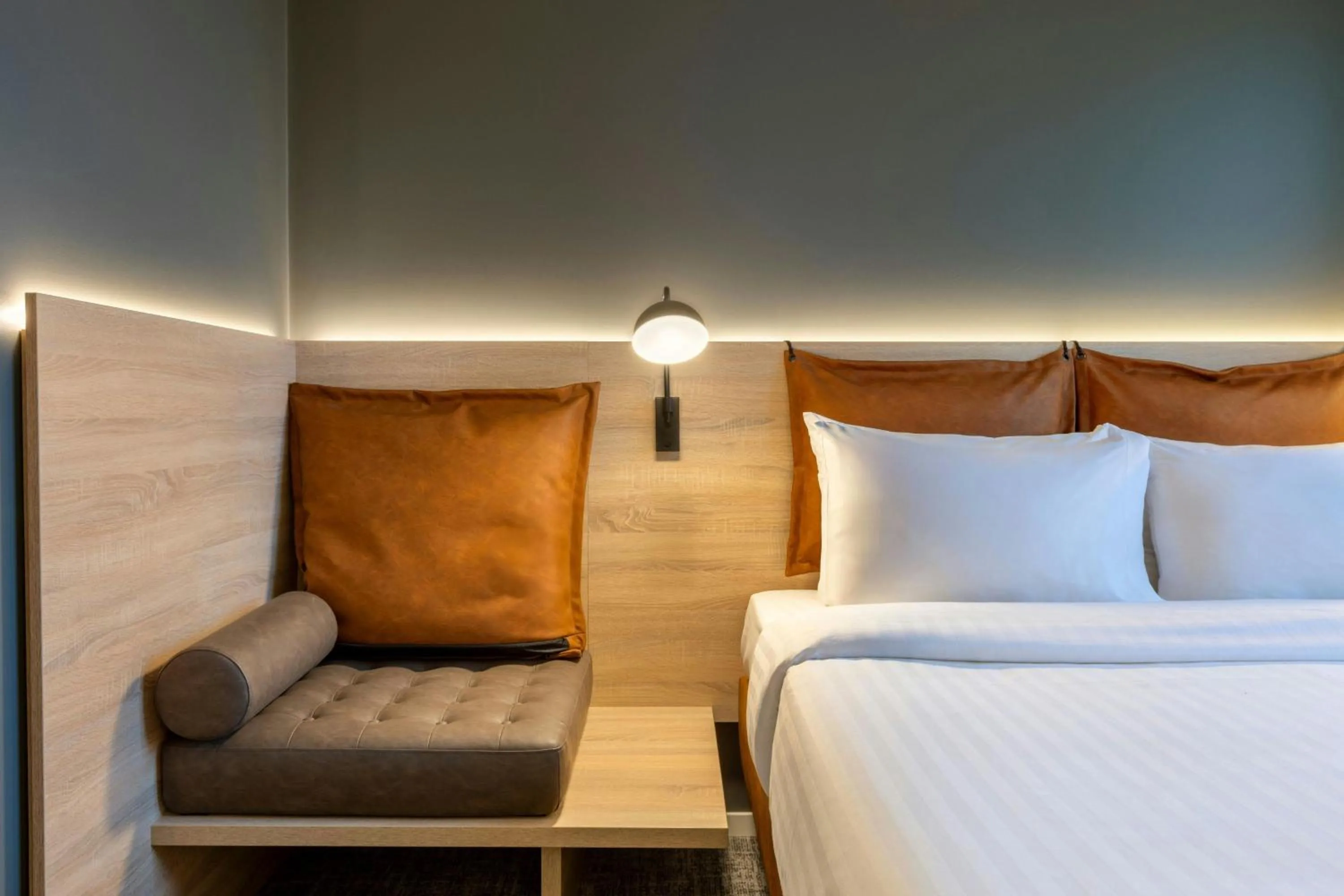 Photo of the whole room, Bed in Moxy Berlin Ostbahnhof