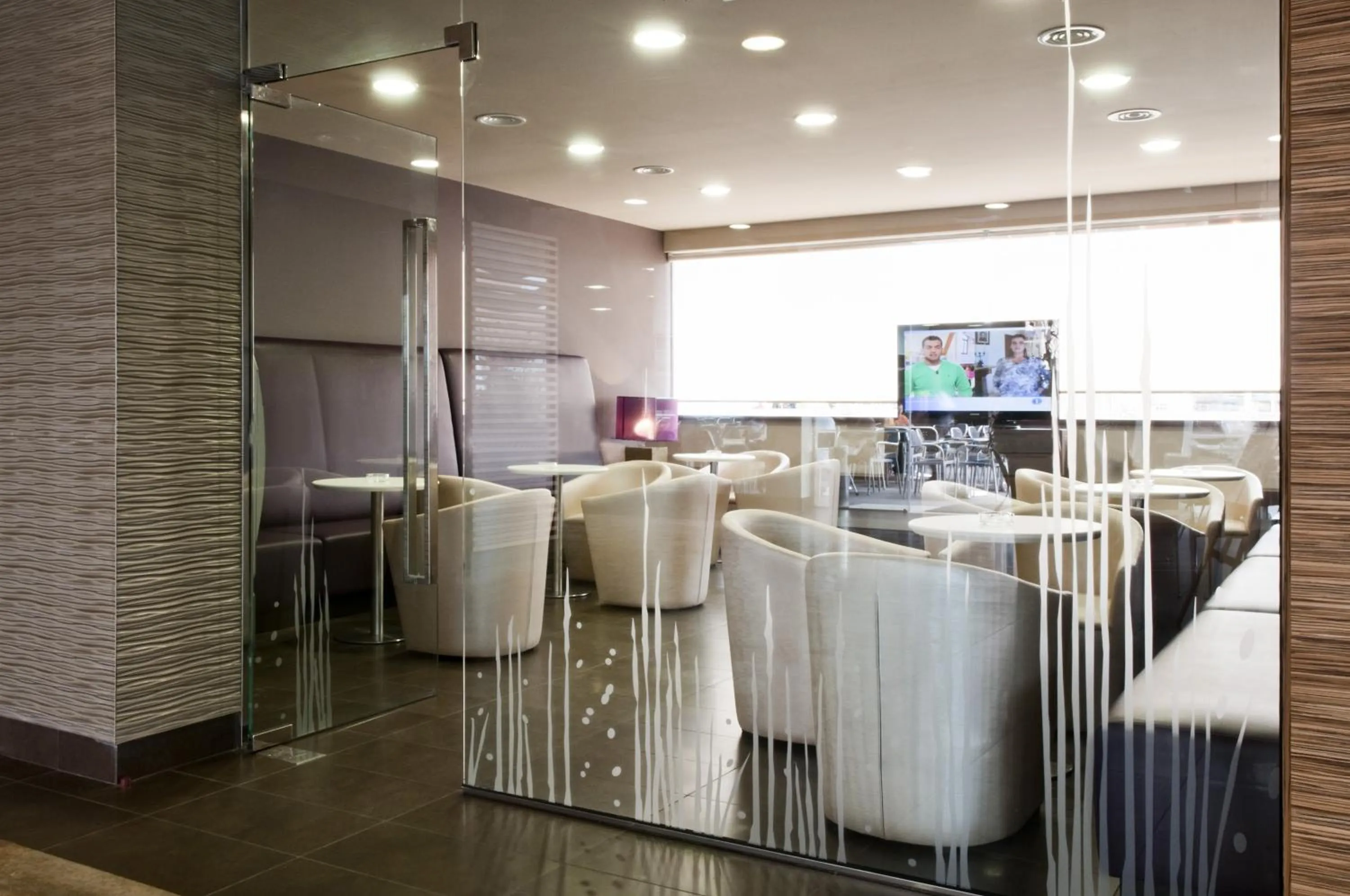 Communal lounge/ TV room in Apartamentos Turísticos Augustus