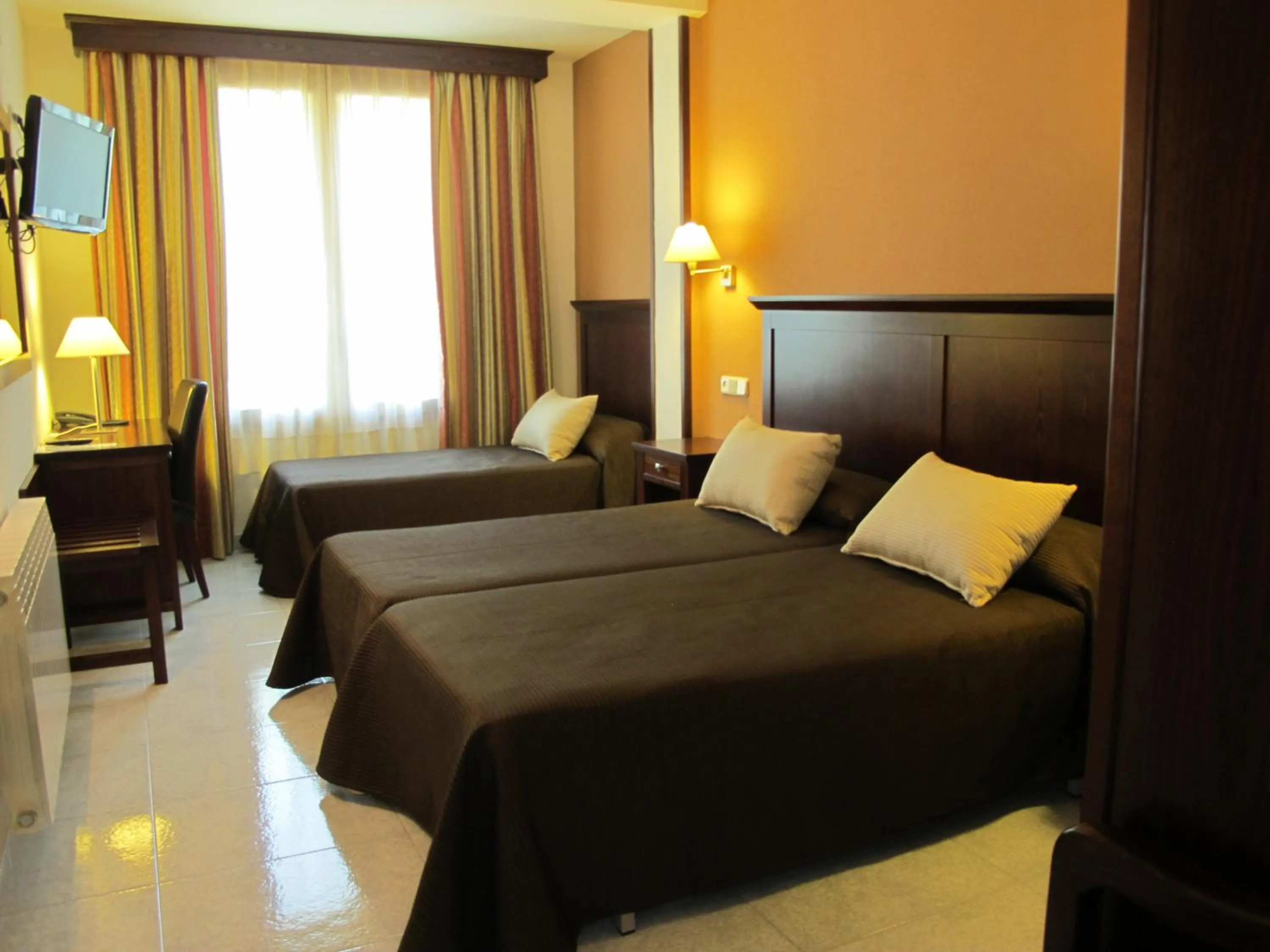 Photo of the whole room, Bed in Hotel Turmo