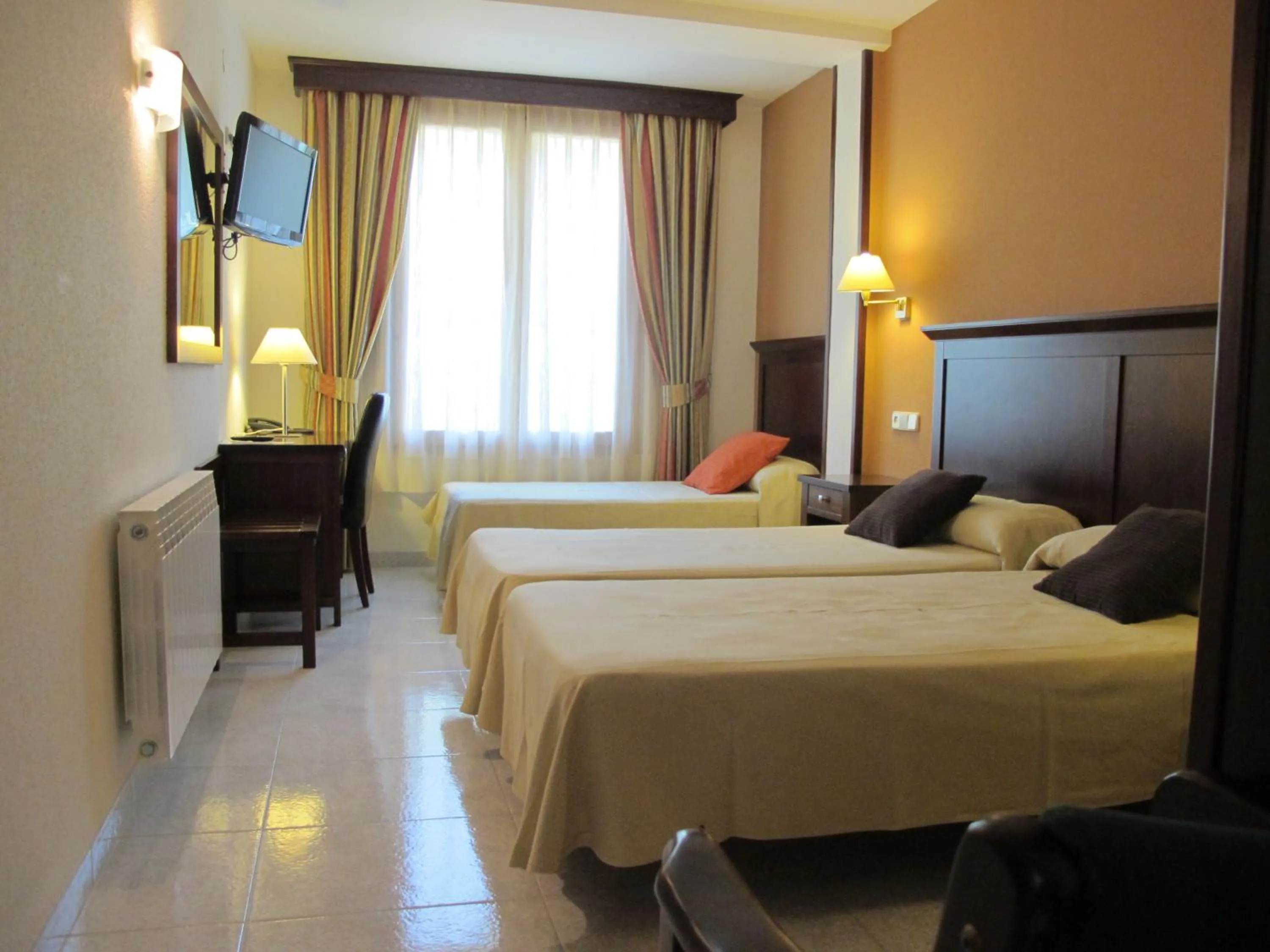 Photo of the whole room, Bed in Hotel Turmo