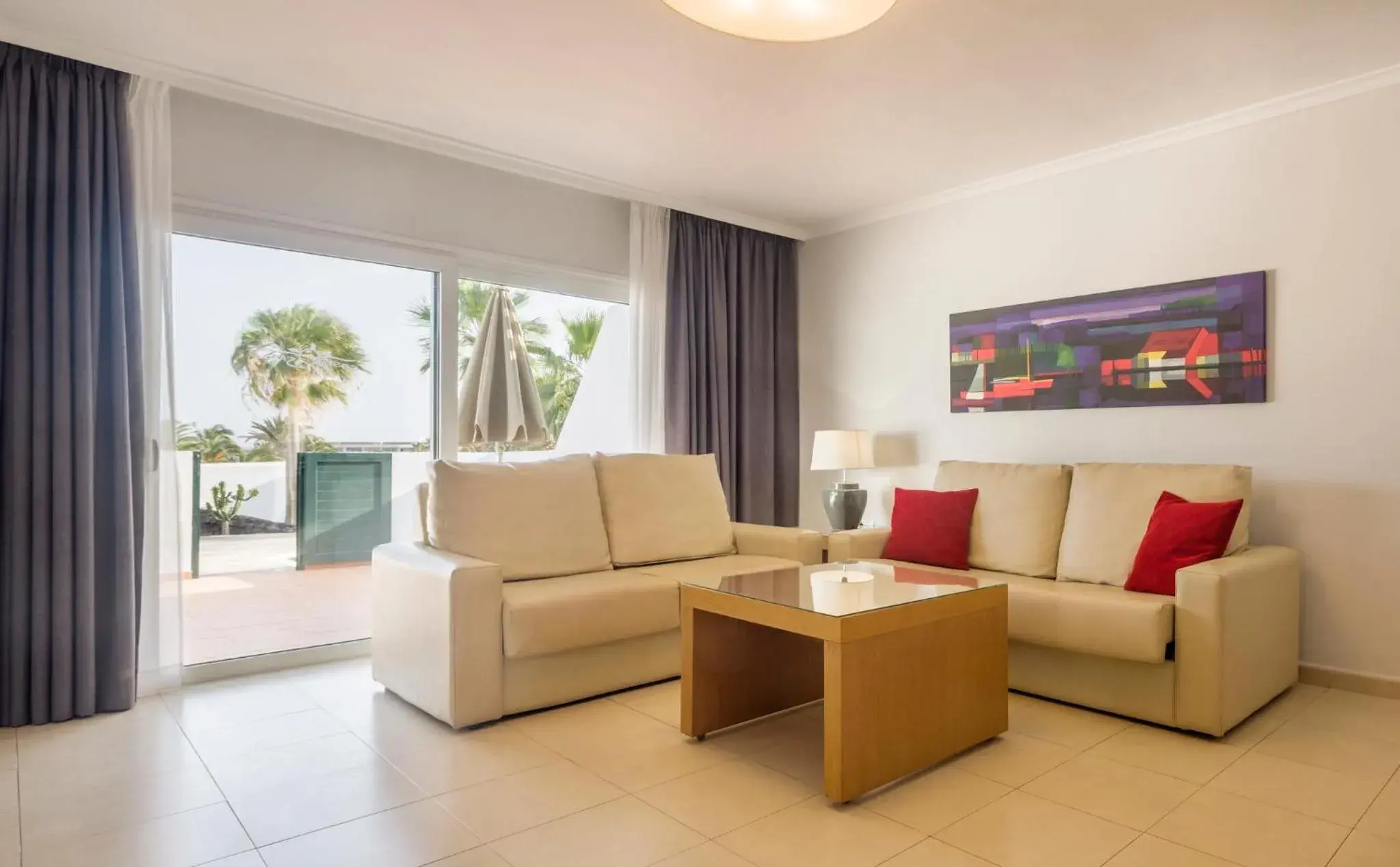 Lounge or bar in ILUNION Costa Sal Lanzarote Lounge or bar in ILUNION Costa Sal Lanzarote