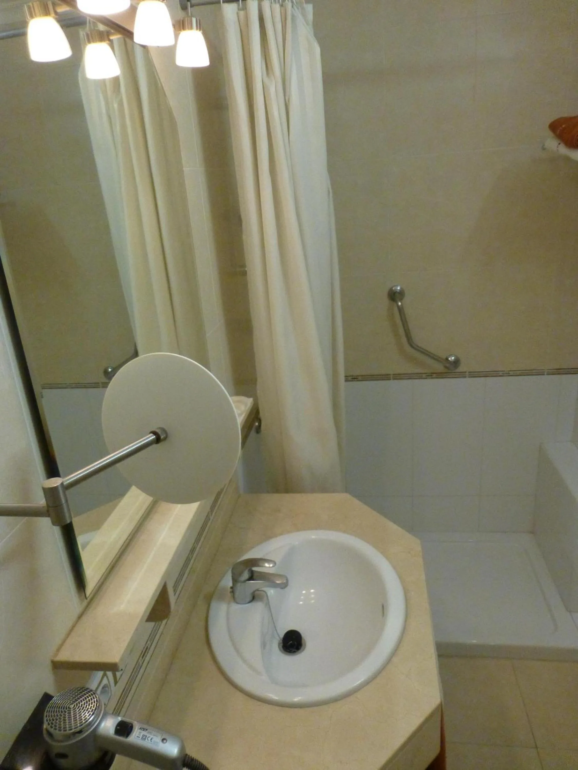 Shower in Apartamentos Belmonte