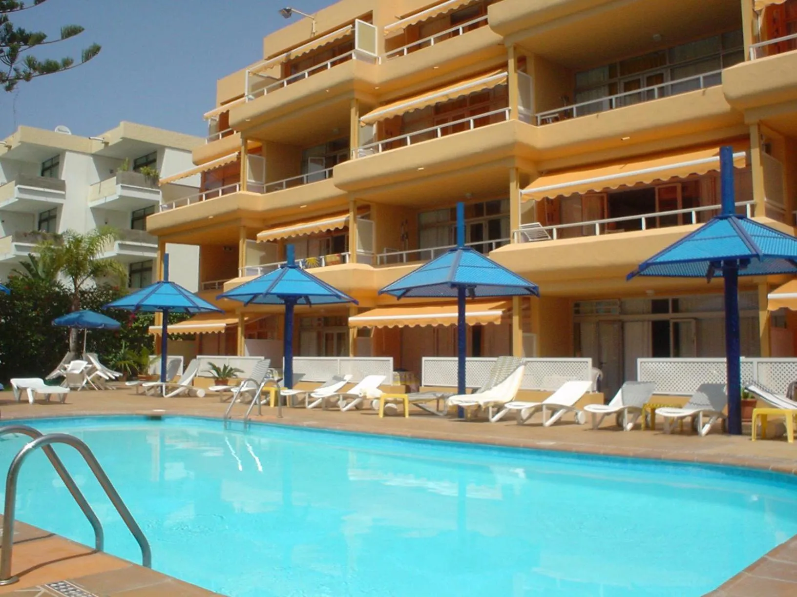 Swimming pool in Apartamentos Belmonte