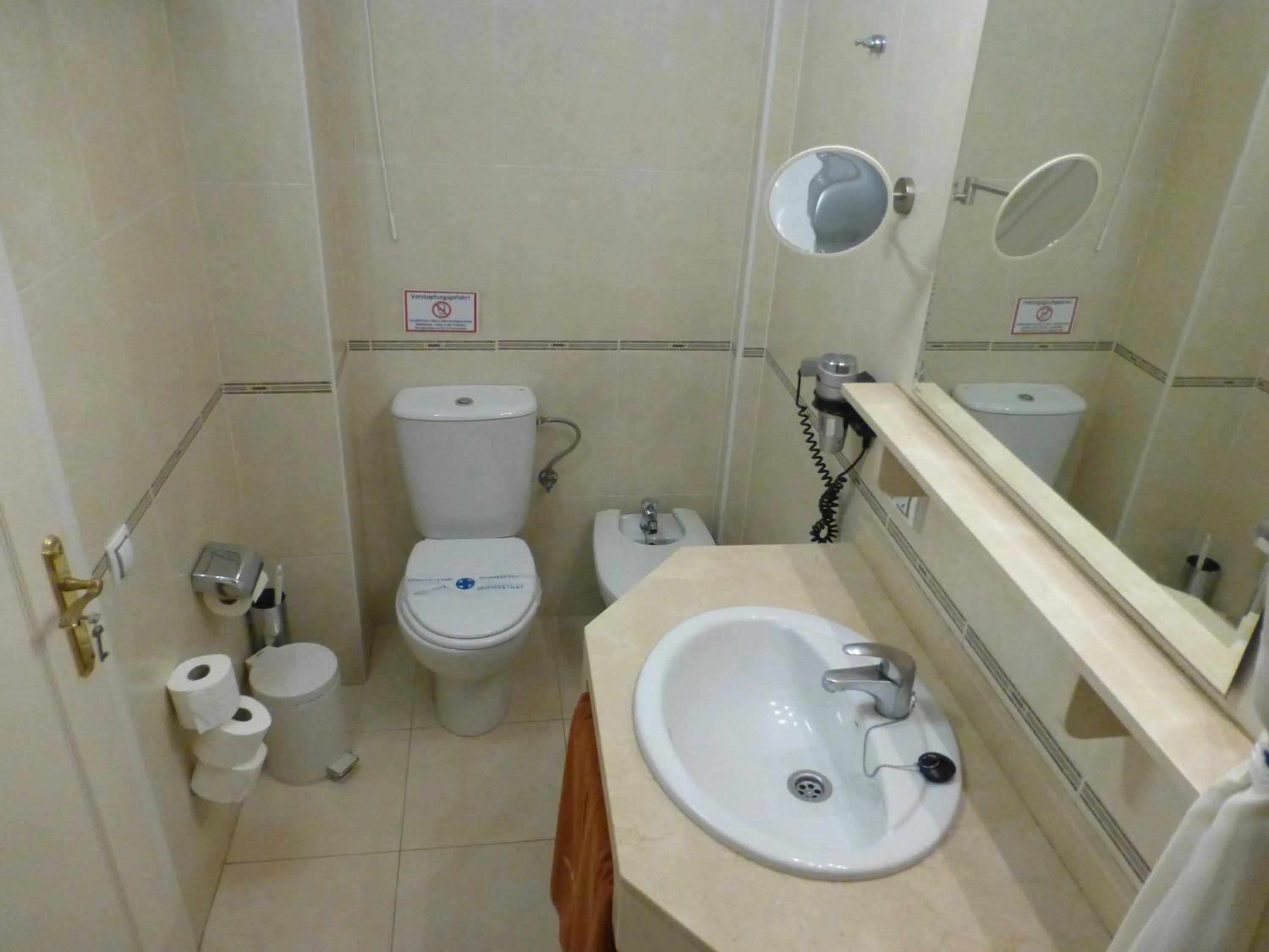 Bathroom in Apartamentos Belmonte