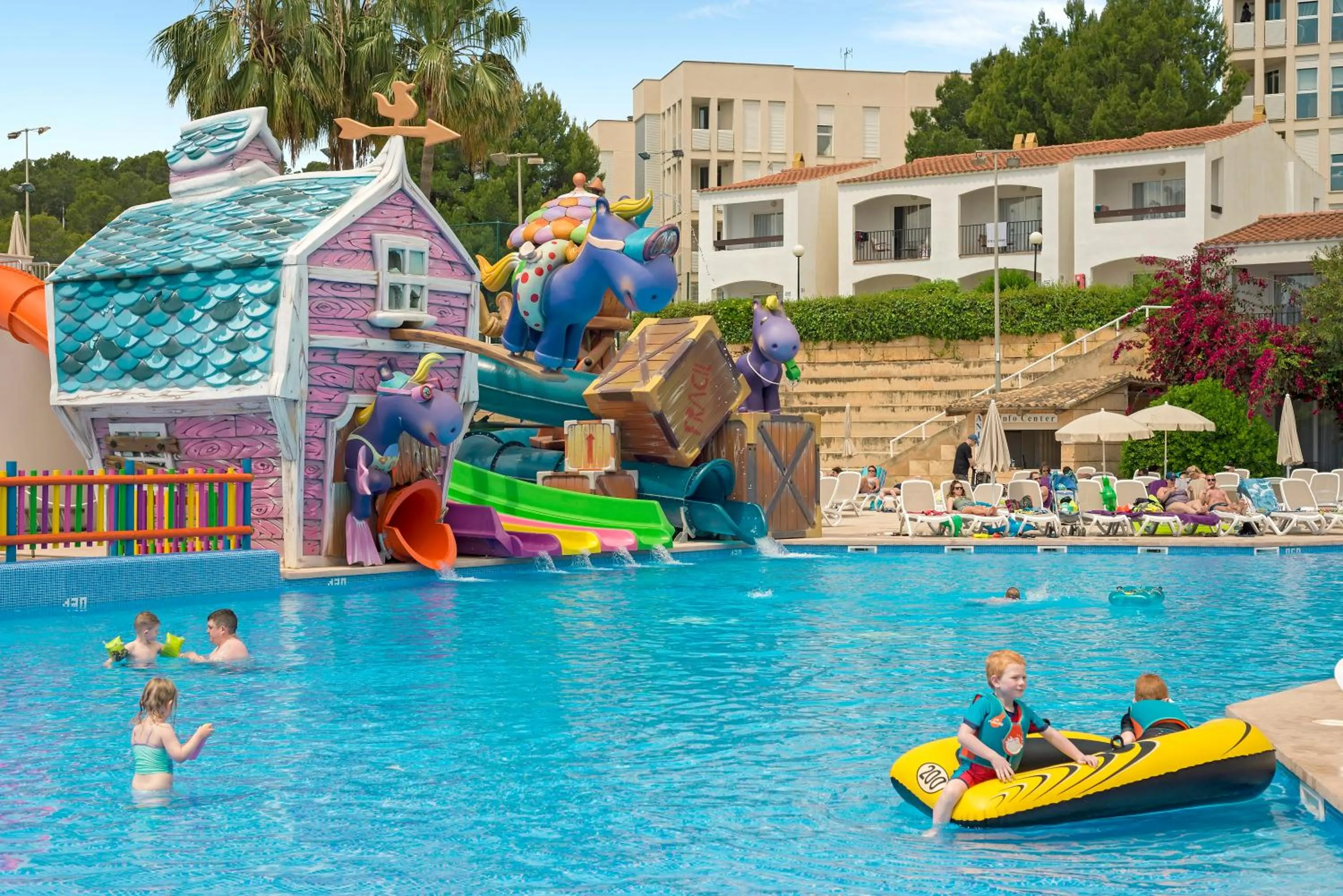 Swimming pool in FERGUS Club Europa