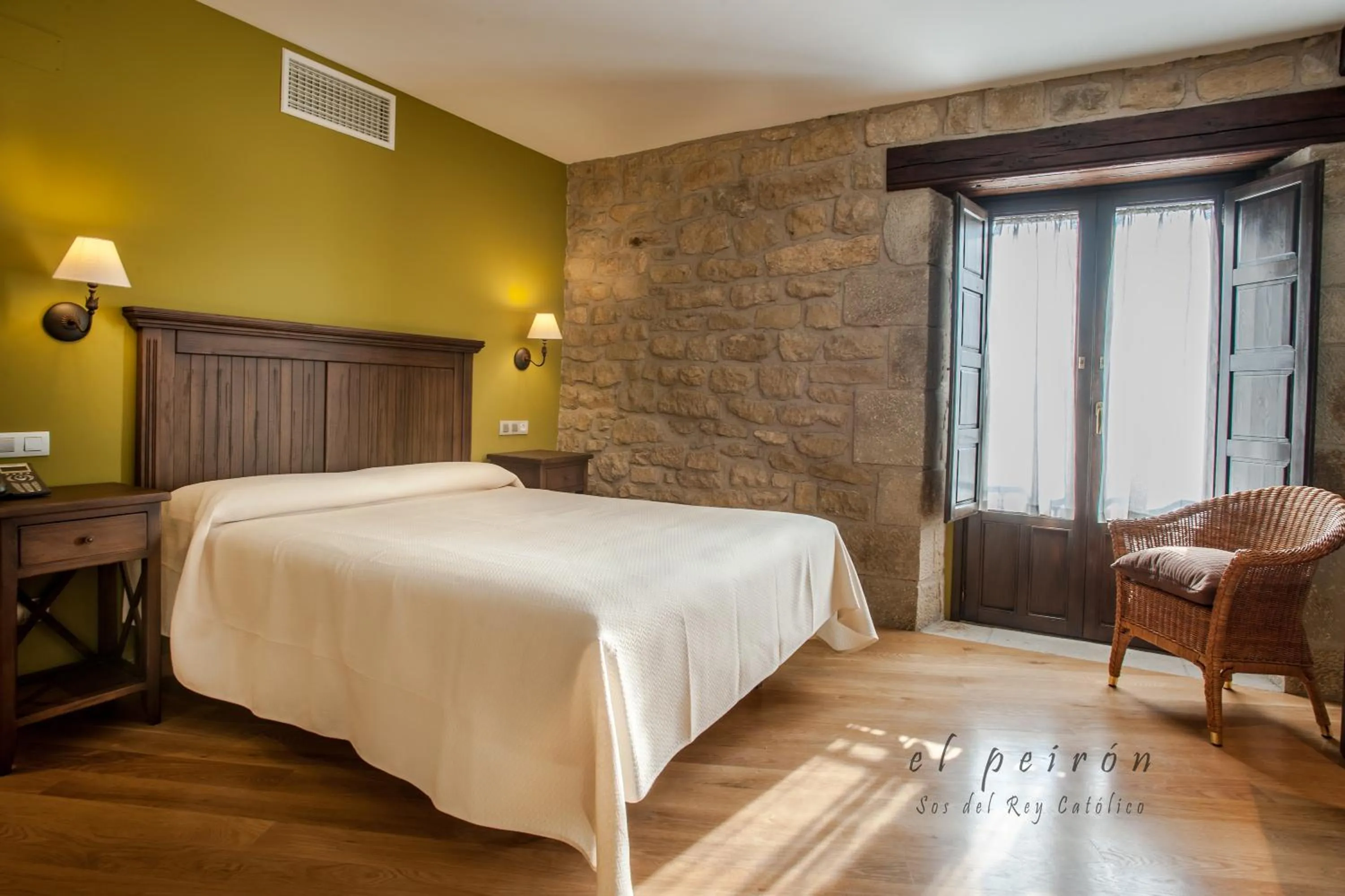 Photo of the whole room, Bed in El Peiron