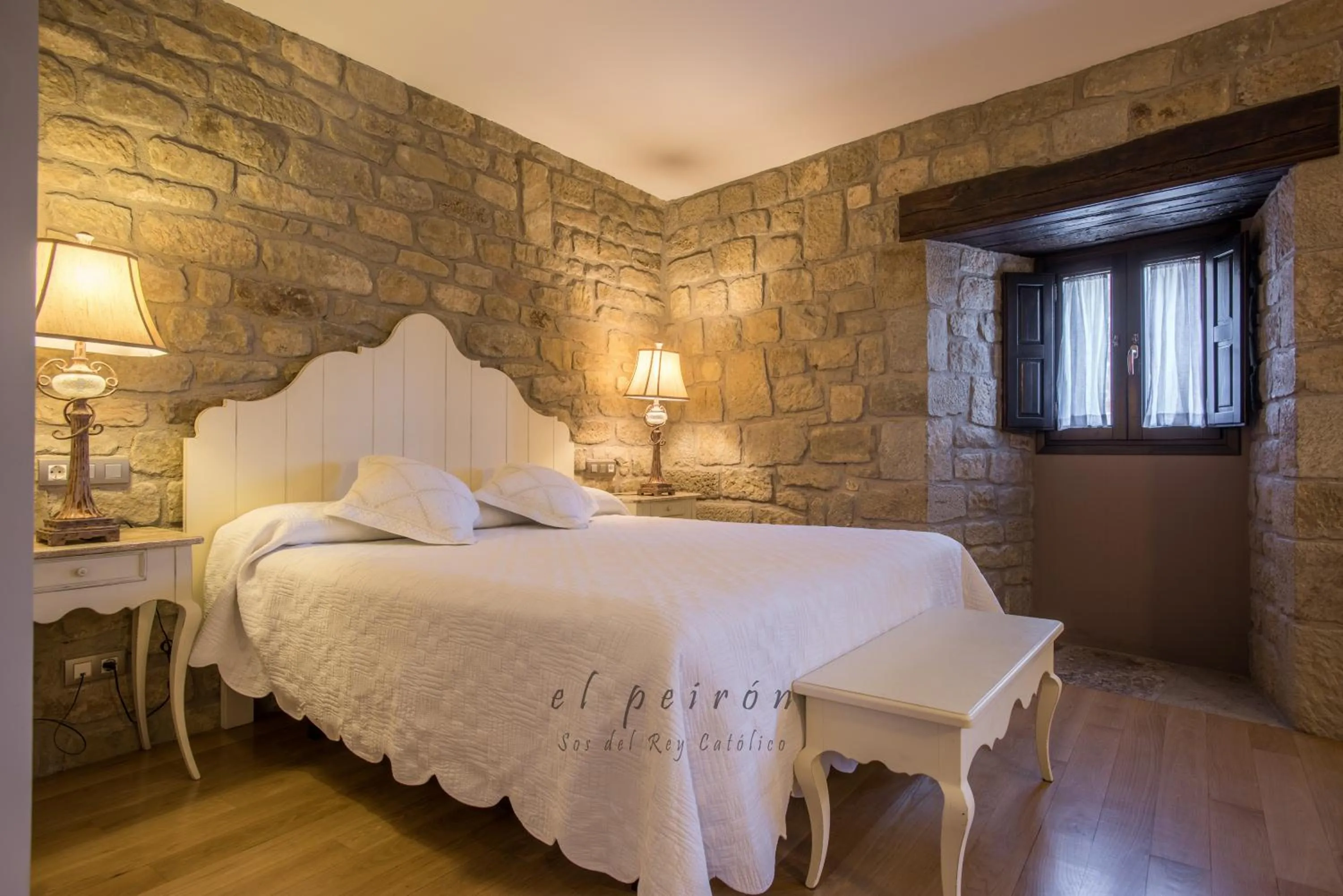 Photo of the whole room, Bed in El Peiron