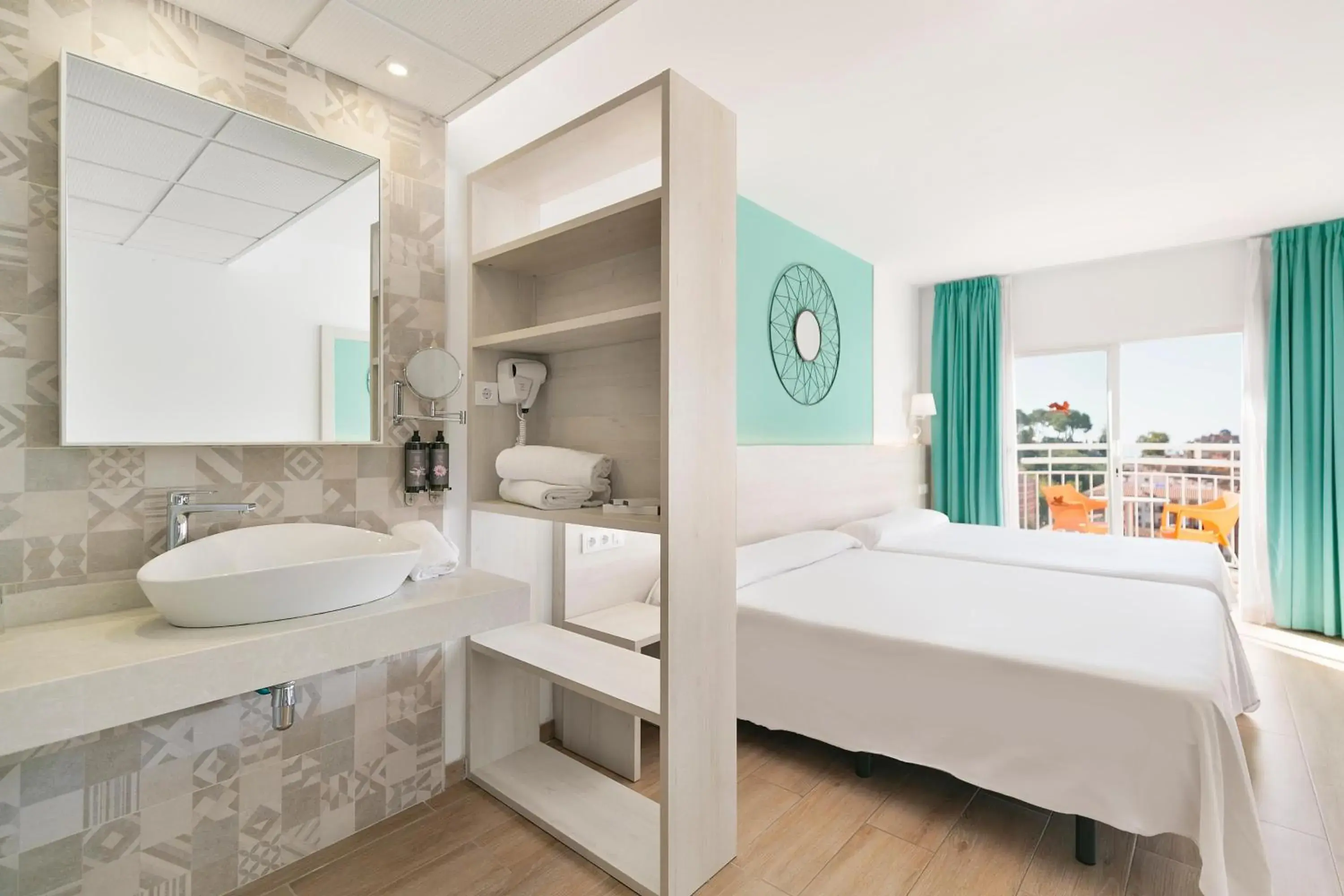 Bathroom, Bed in Hotel Best Lloret Splash Bathroom, Bed in Hotel Best Lloret Splash