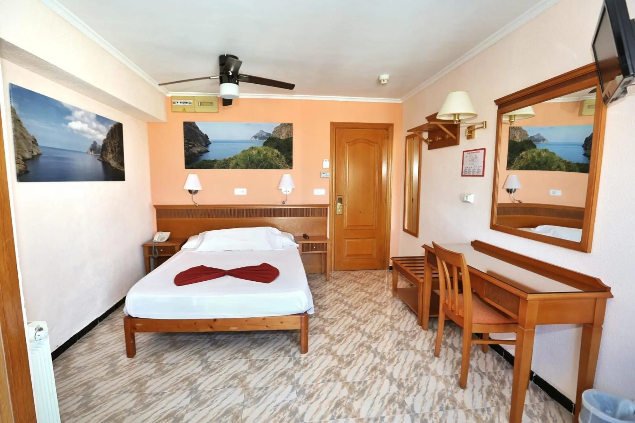 Photo of the whole room, Bed in Hotel Manaus