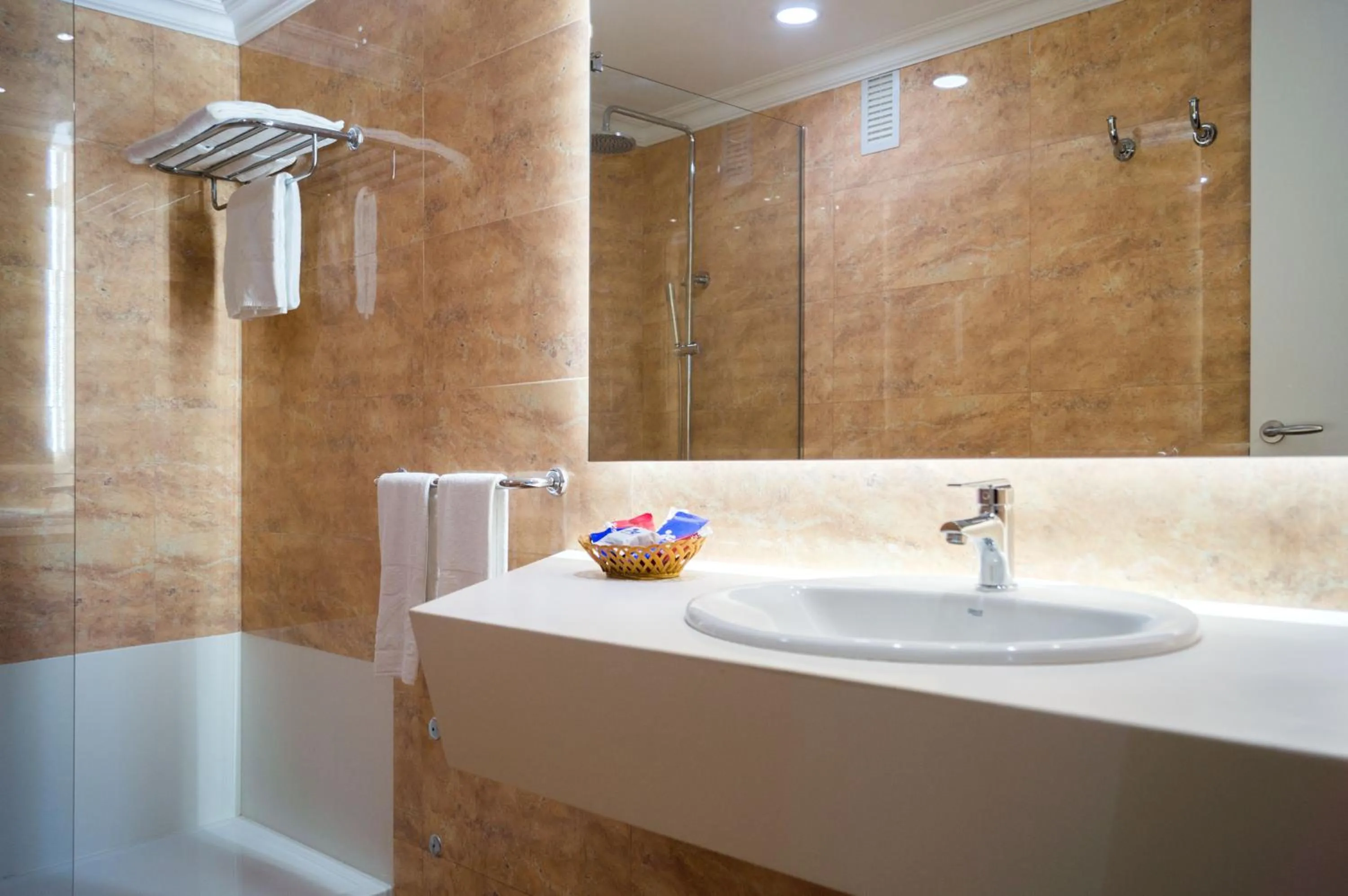 Bathroom in Globales Maioris