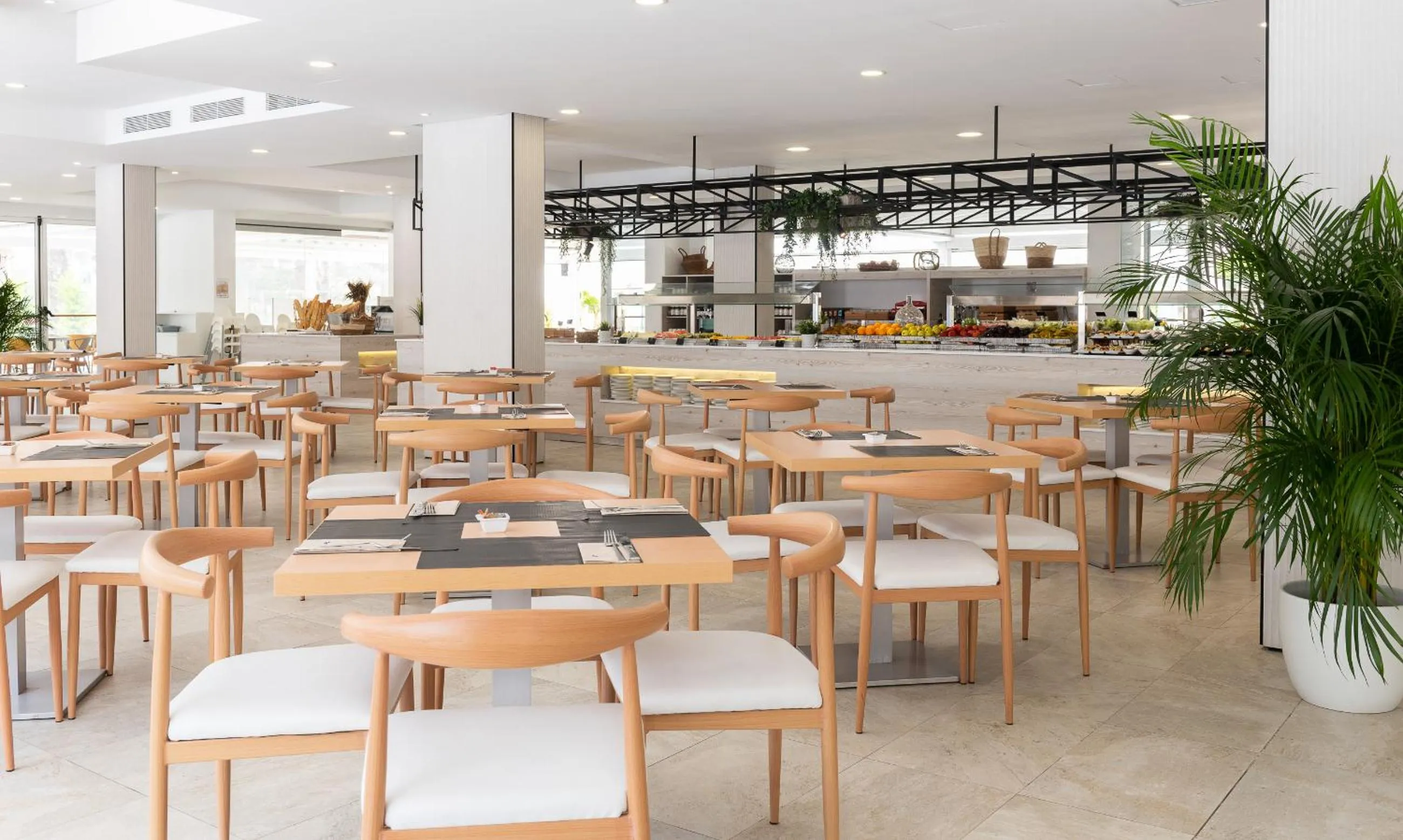 Restaurant/places to eat in Globales Maioris