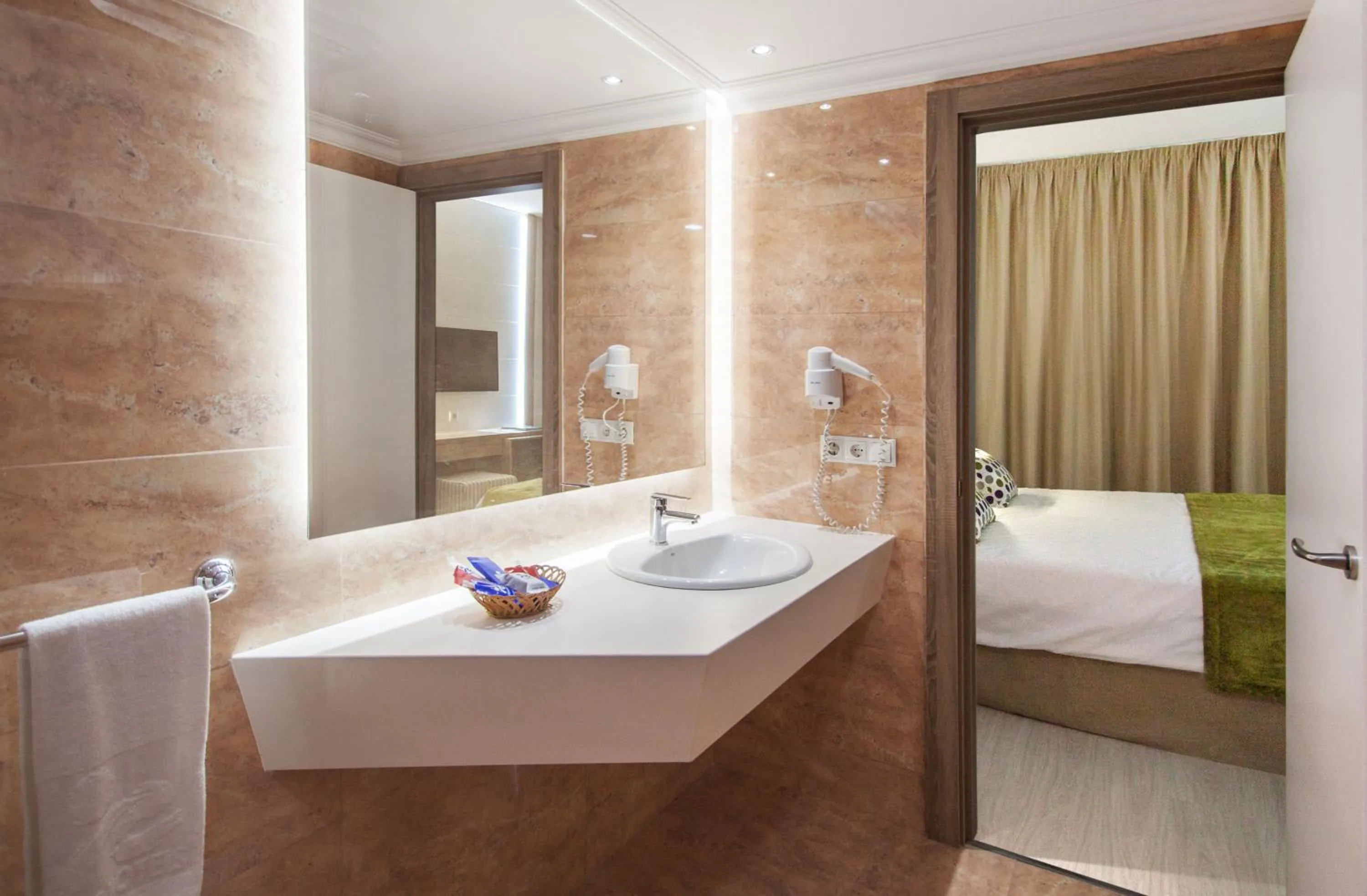 Bathroom, Bed in Globales Maioris