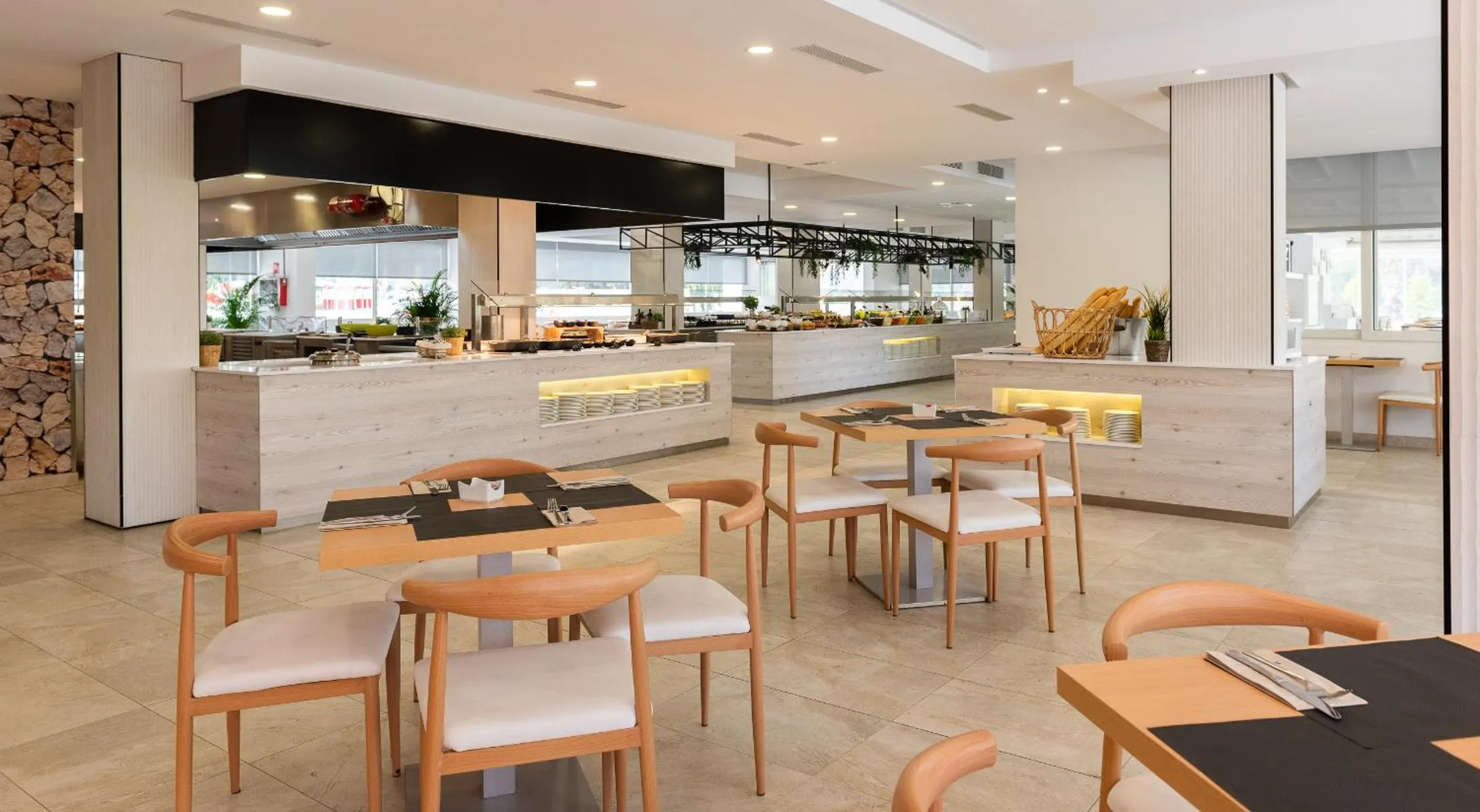 Restaurant/places to eat in Globales Maioris