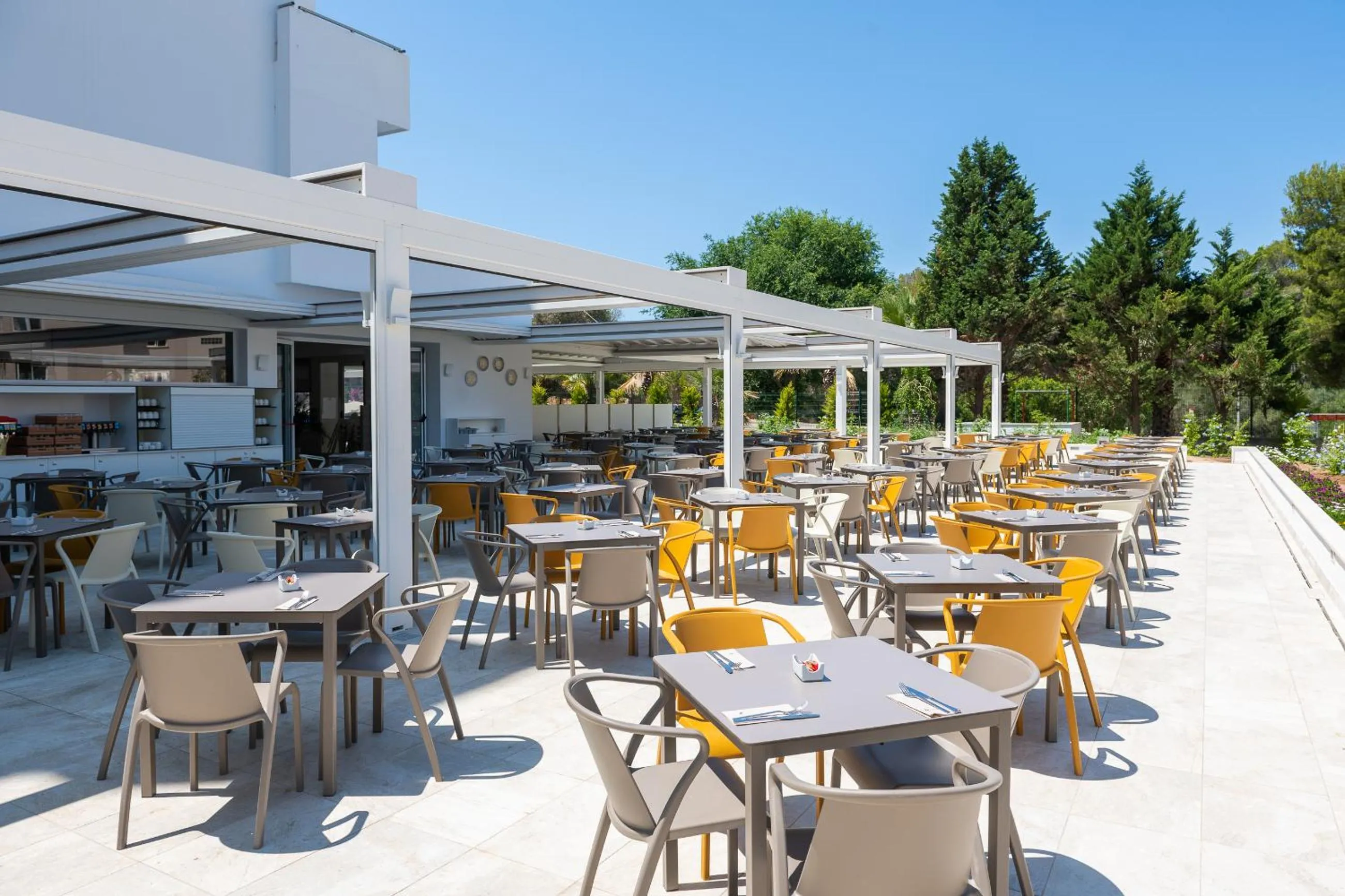 Restaurant/places to eat in Globales Maioris