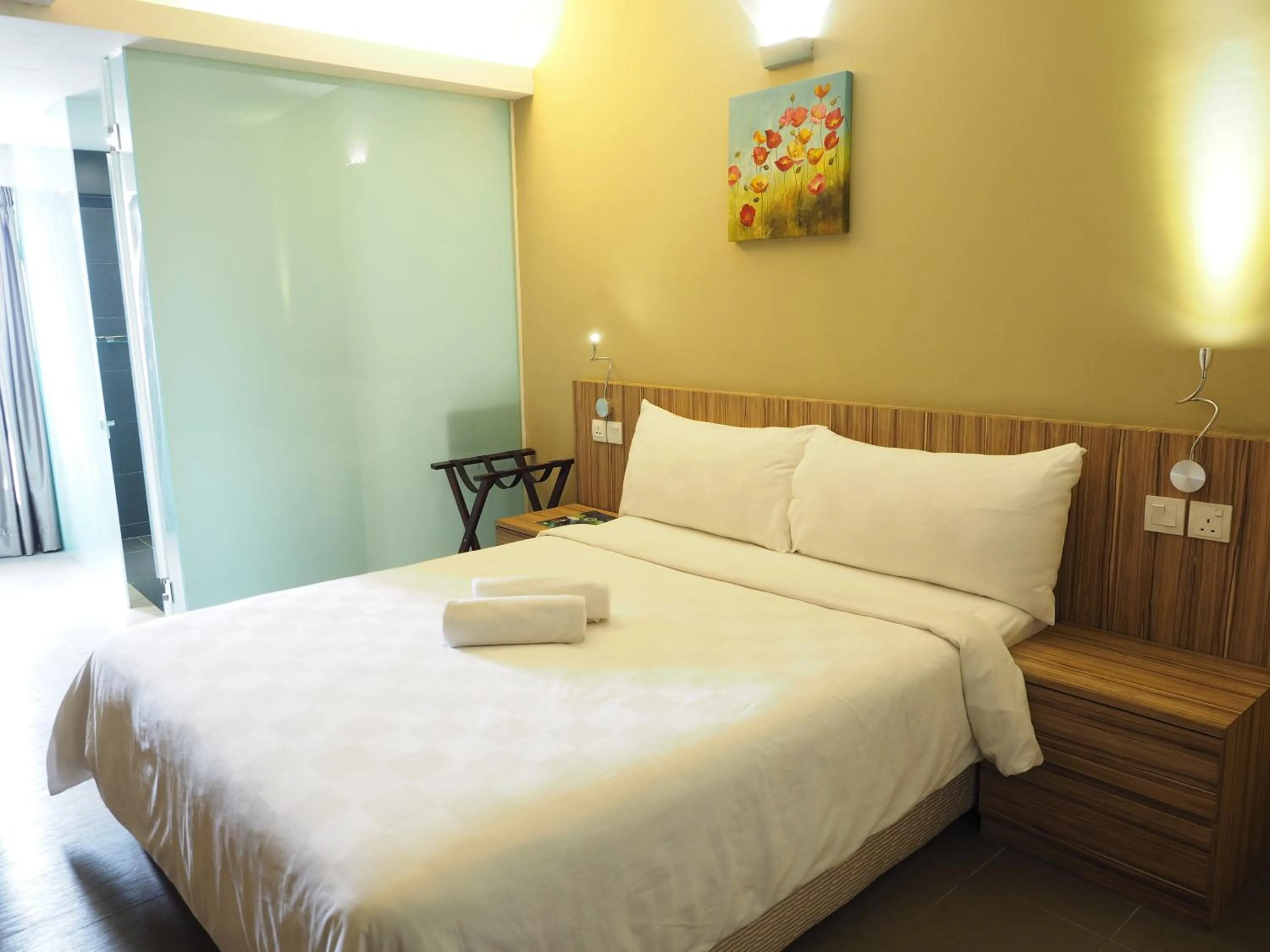 Bathroom, Bed in Mornington Hotel Medan Ipoh