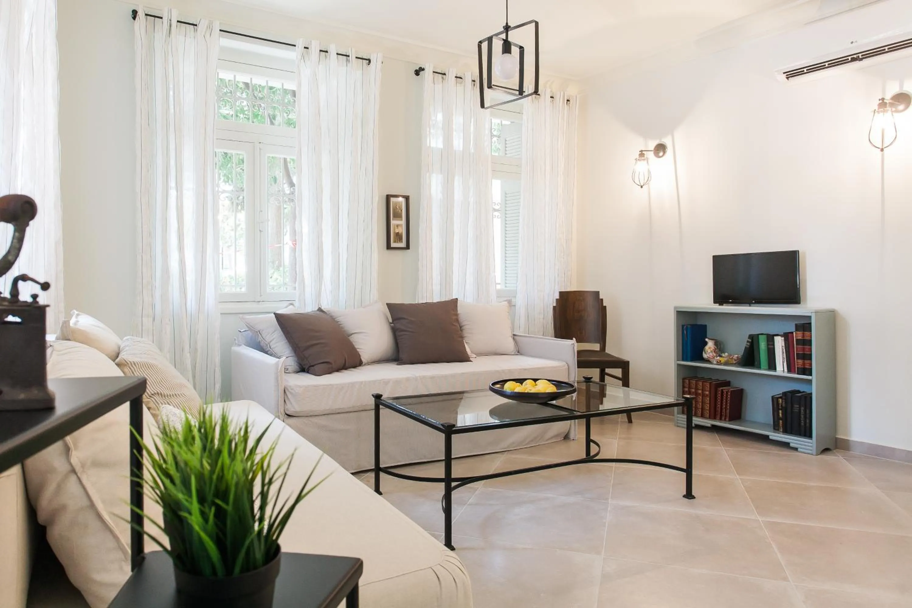 Two-Bedroom Apartment - Ground Floor  in 1930's Athenian House by YHA