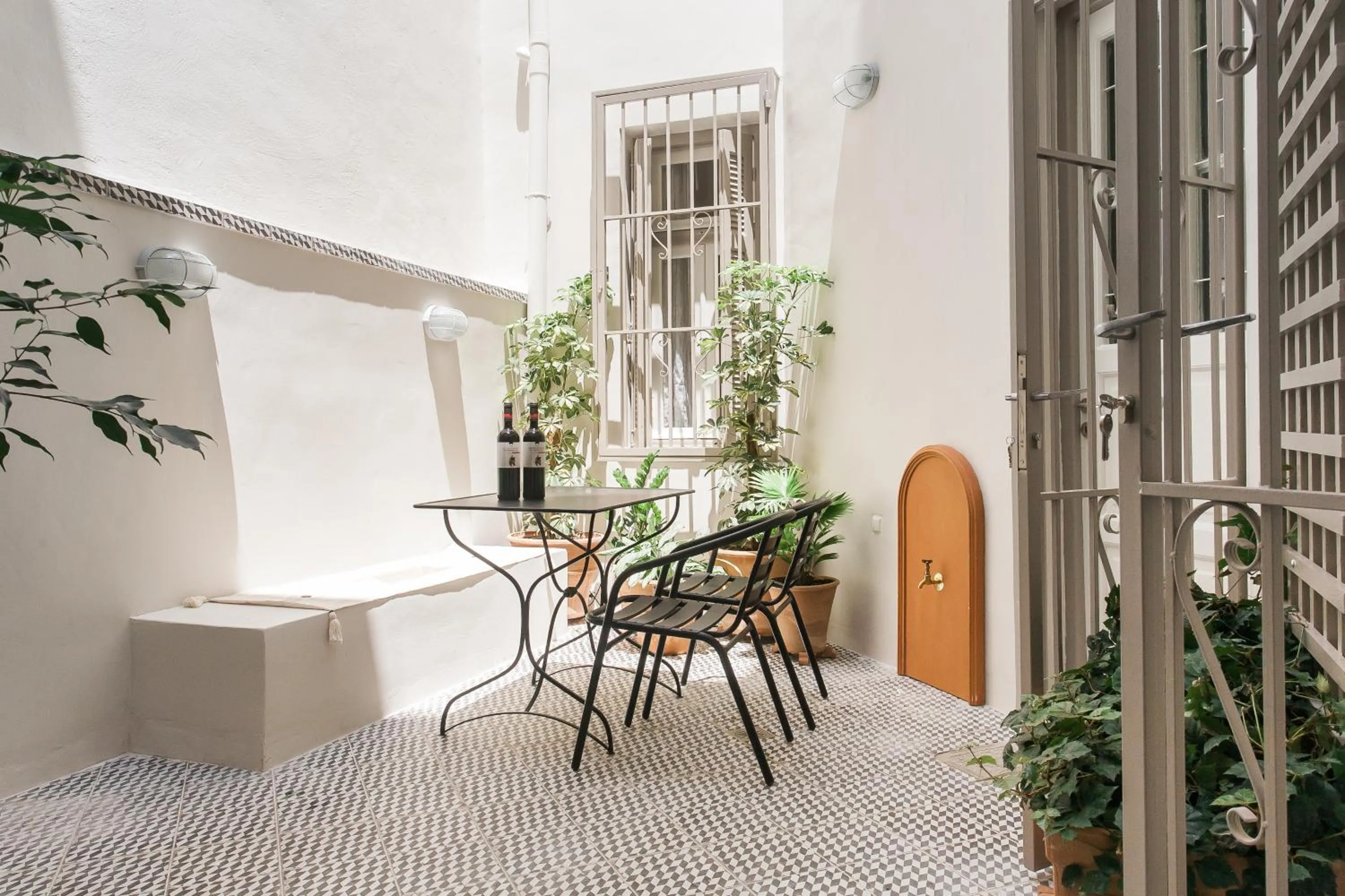 1930's Athenian House by YHA