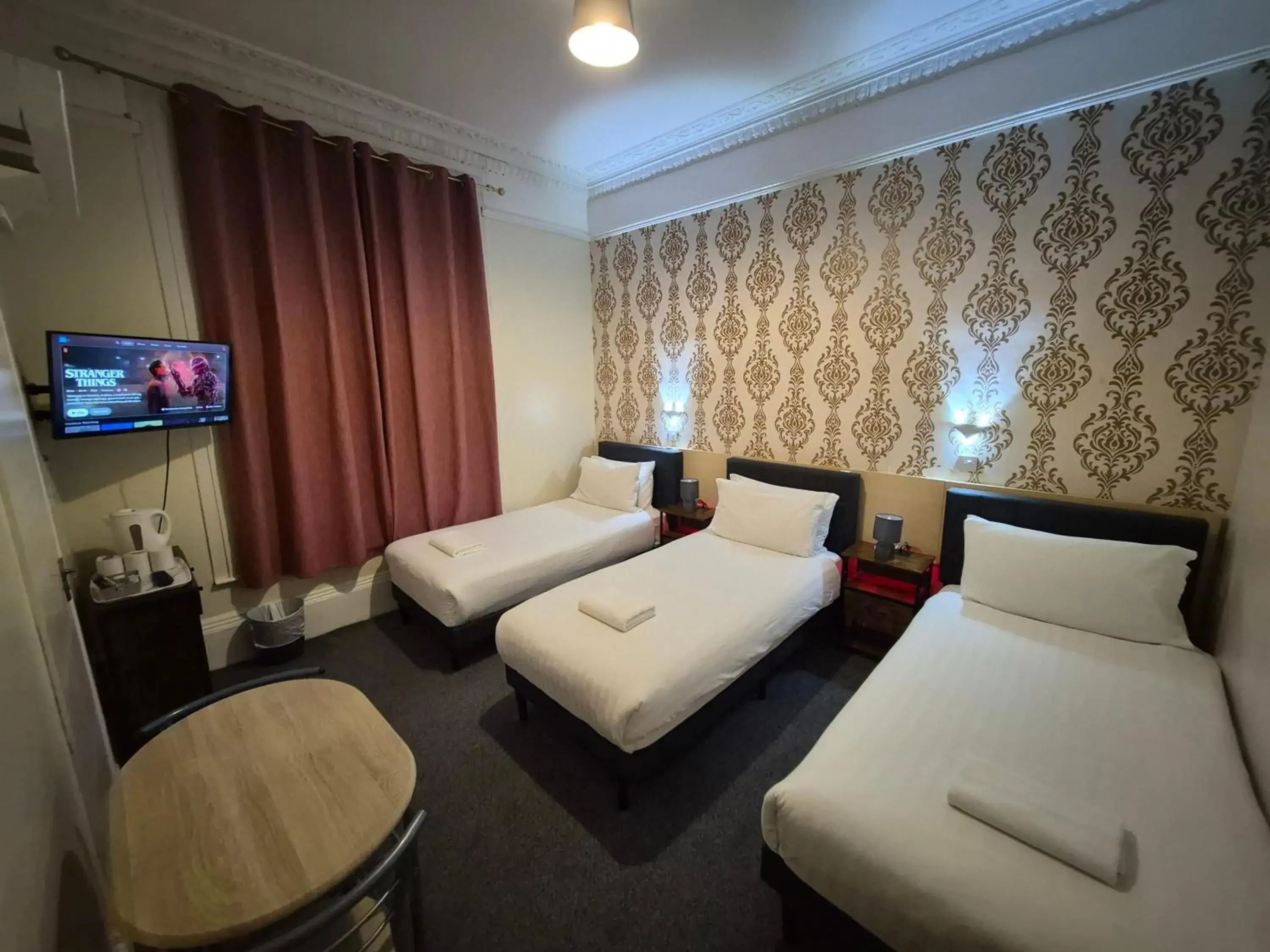 Triple Room with Shower in Victorin House - All rooms are EN-SUITE Triple Room with Shower in Victorin House - All rooms are EN-SUITE