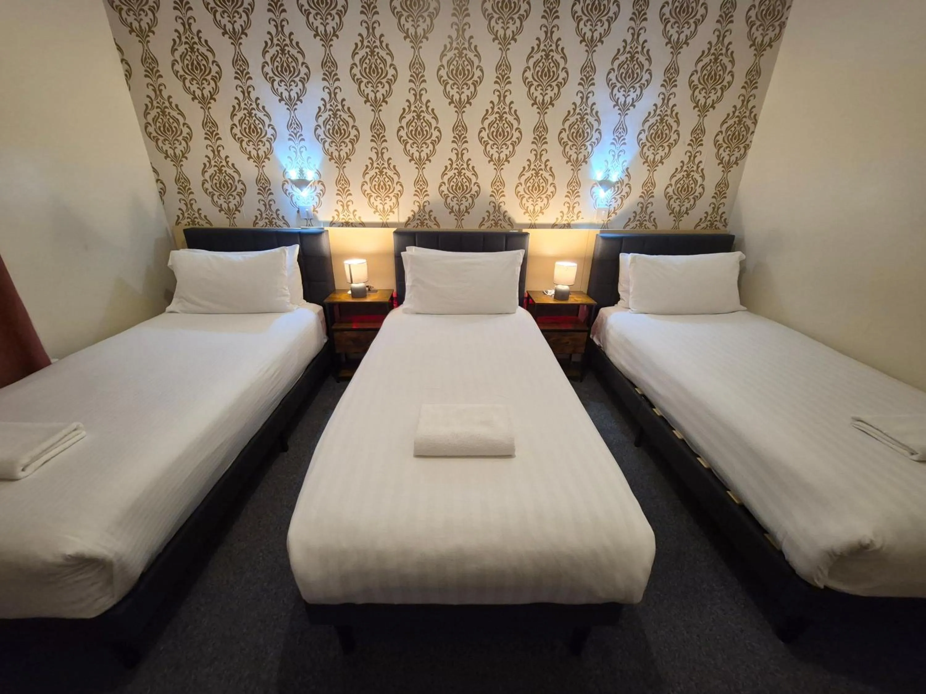 Triple Room with Shower in Victorin House - All rooms are EN-SUITE