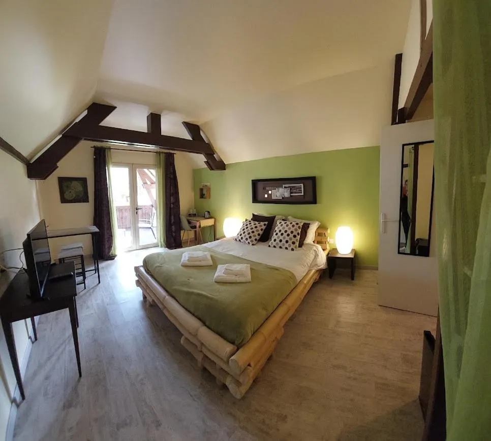 Photo of the whole room, Bed in Le Moulin du Porteil