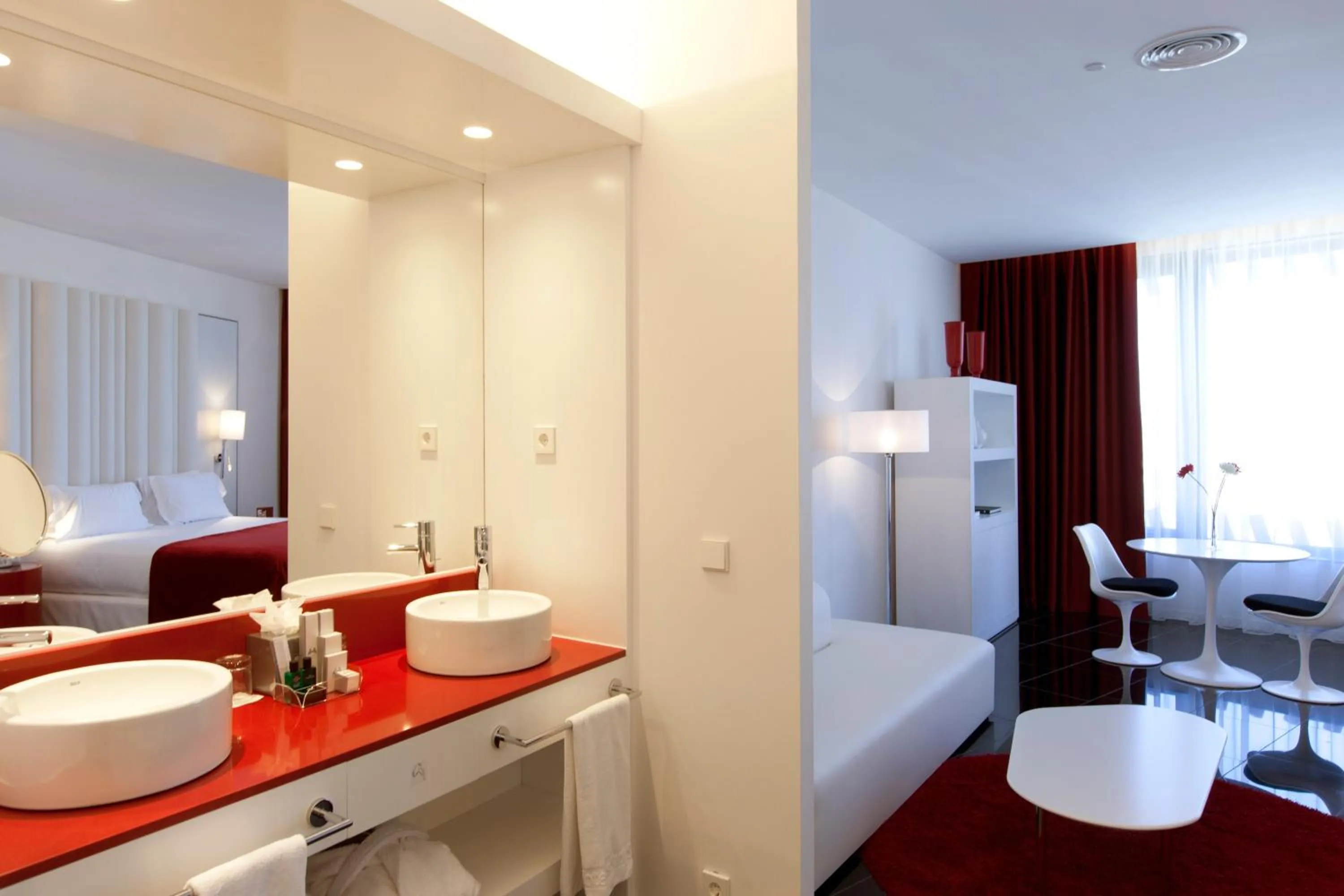 Bathroom, Bed in Hotel Porta Fira 4* Sup