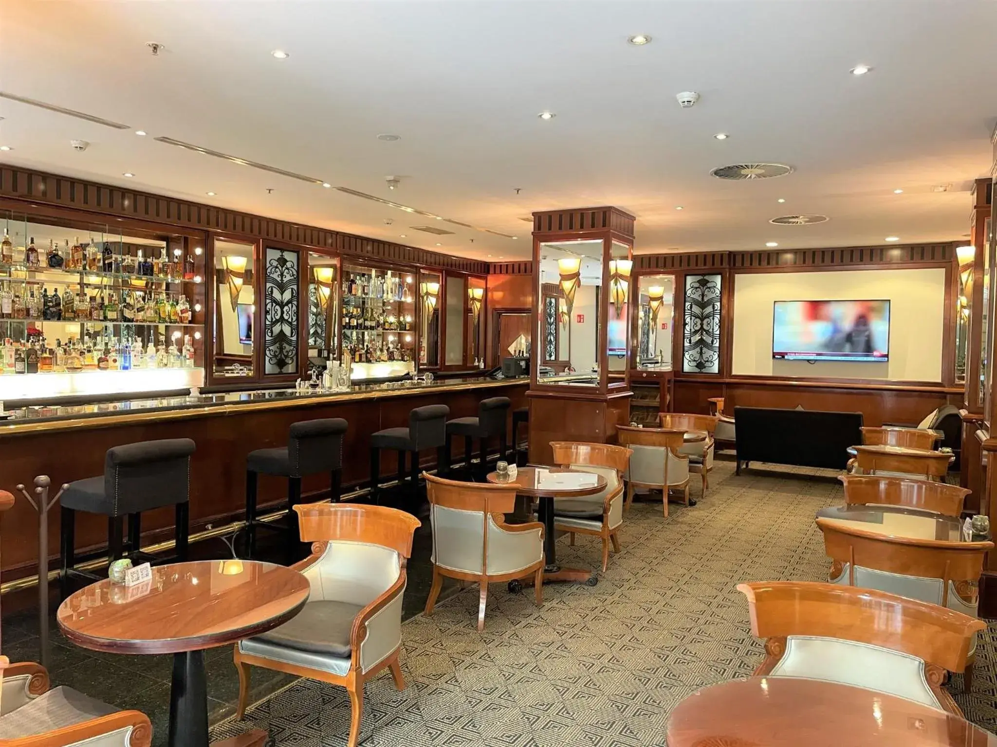 Lounge or bar in InterContinental Madrid by IHG Lounge or bar in InterContinental Madrid by IHG